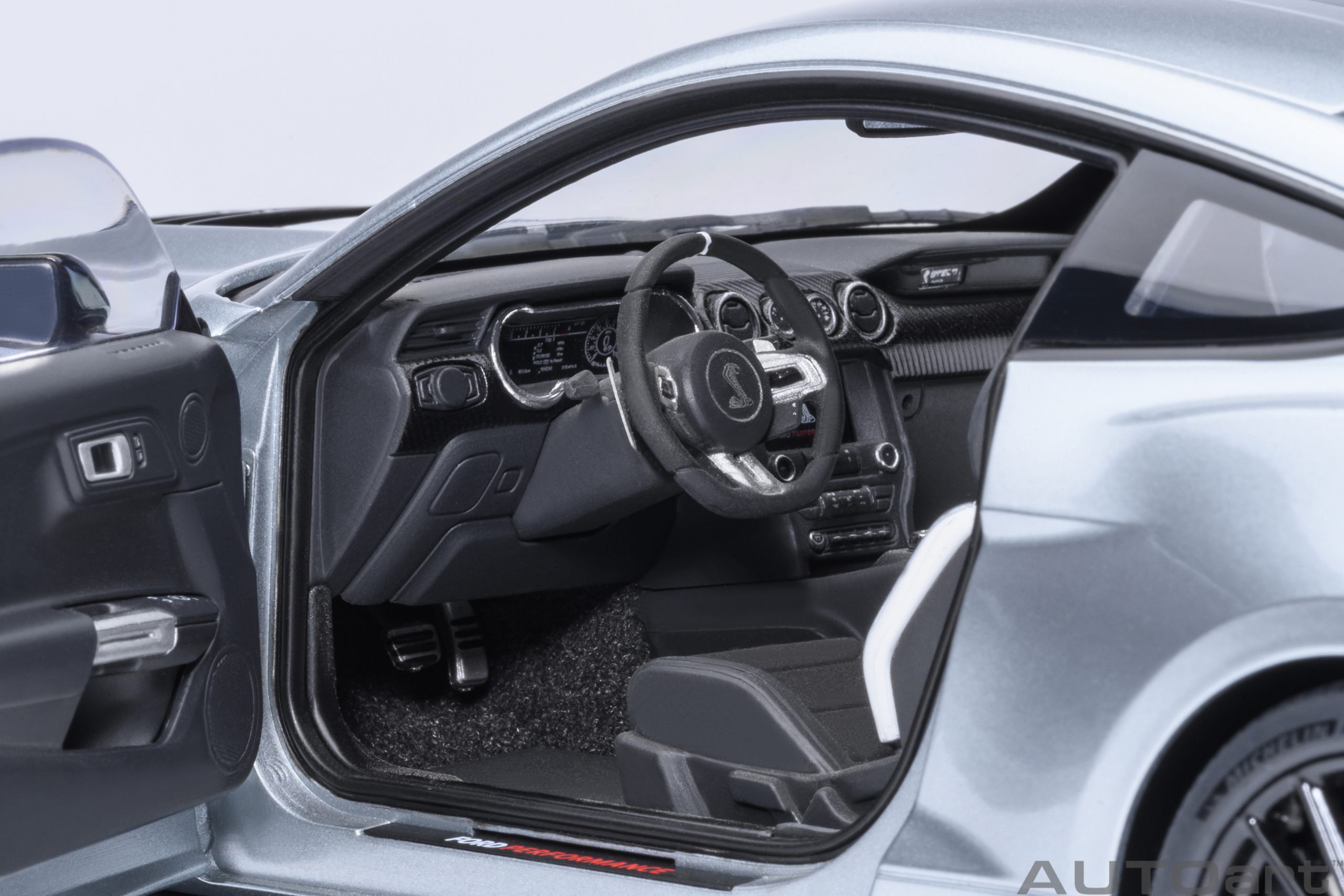 AUTOart Ford Mustang Shelby GT500 1:18 - Iconic Silver - Image 9