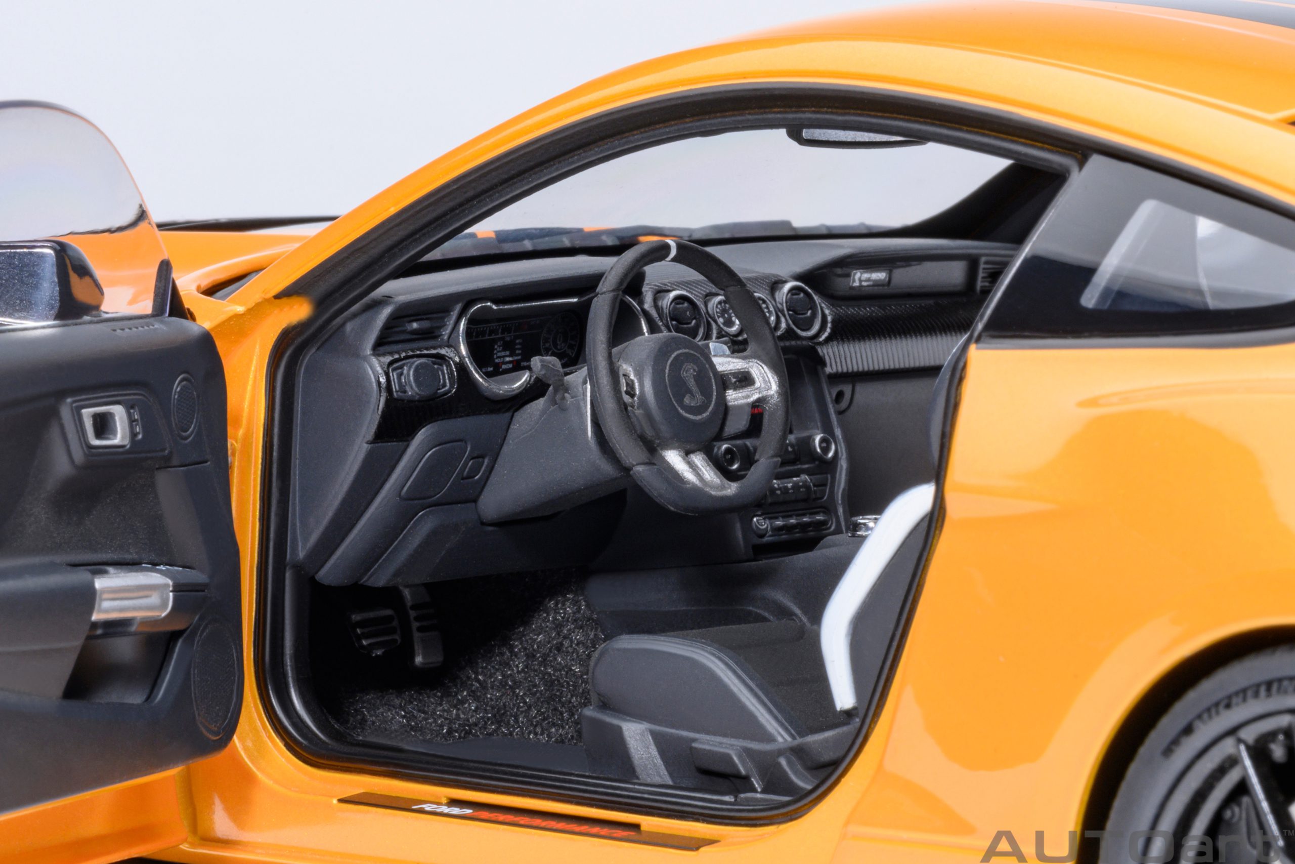 AUTOart Ford Mustang Shelby GT500 1:18 - Cyber Orange - Image 9