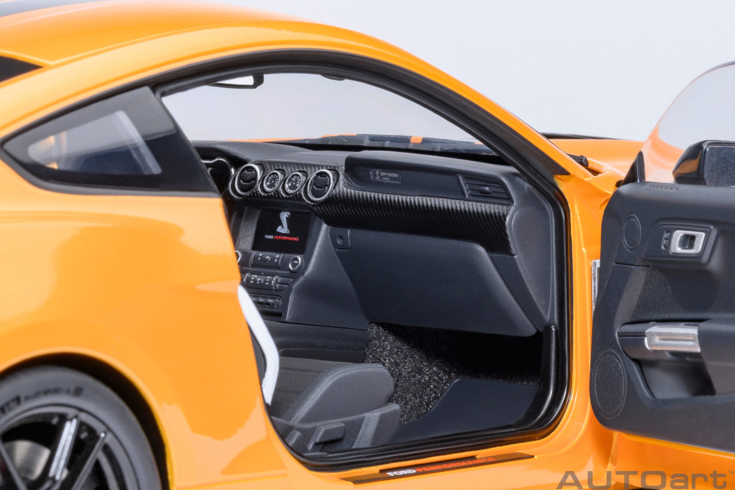 AUTOart Ford Mustang Shelby GT500 1:18 - Cyber Orange - Image 10