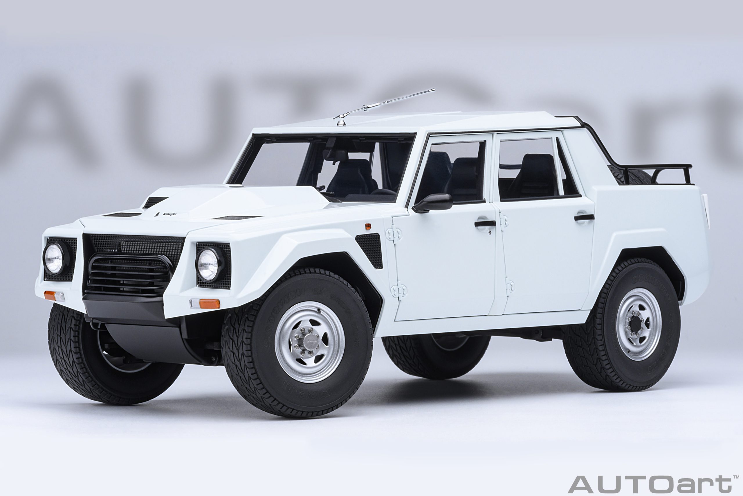 AUTOart Lamborghini LM002 1:18 - White