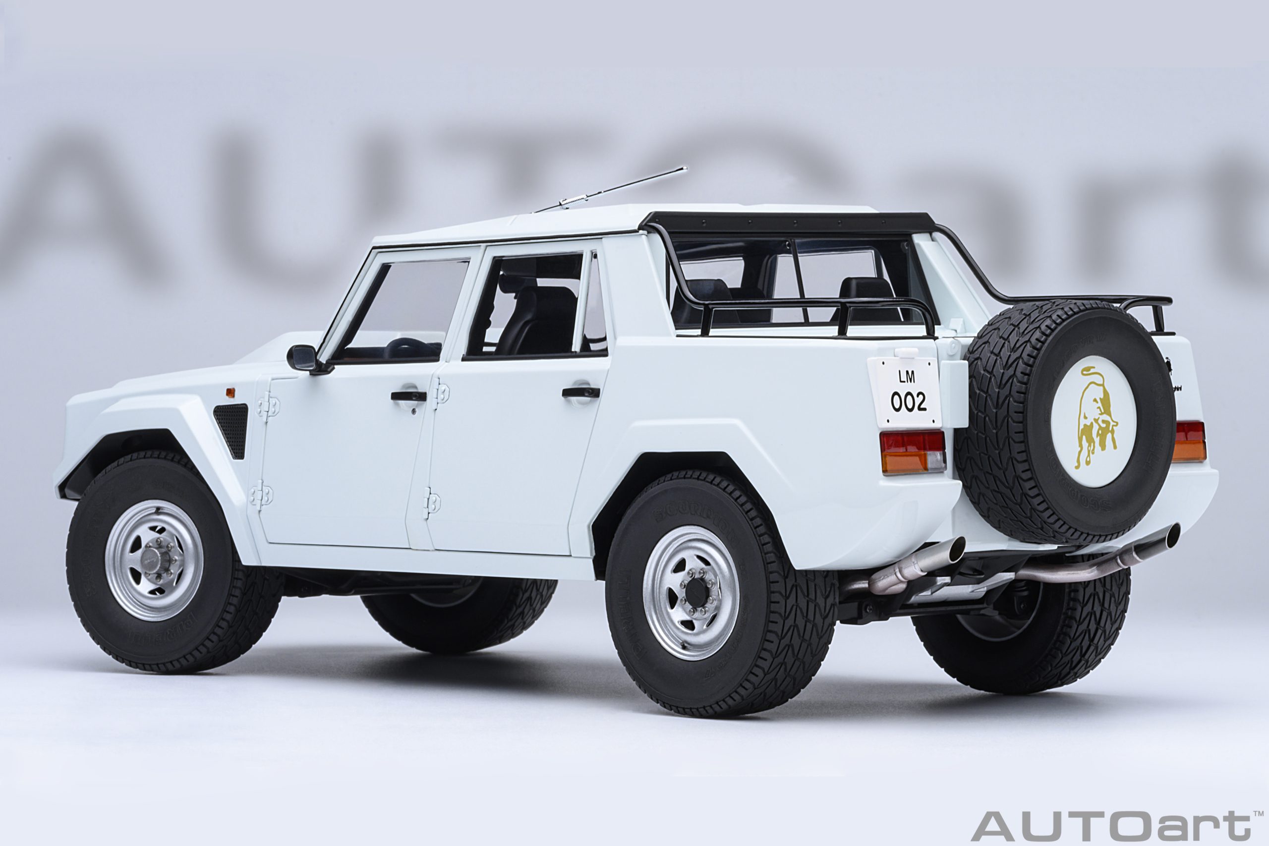 AUTOart Lamborghini LM002 1:18 - White - Image 2