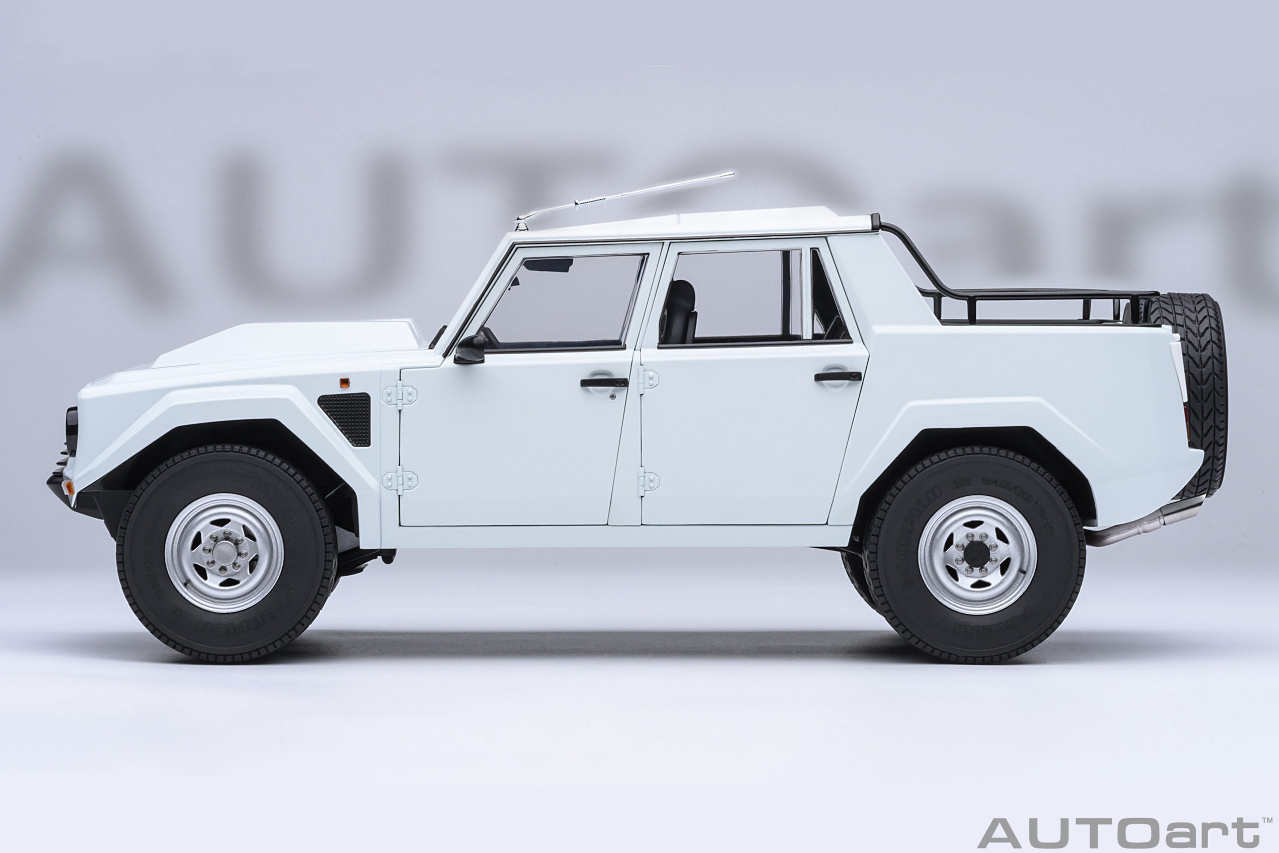 AUTOart Lamborghini LM002 1:18 - White - Image 3