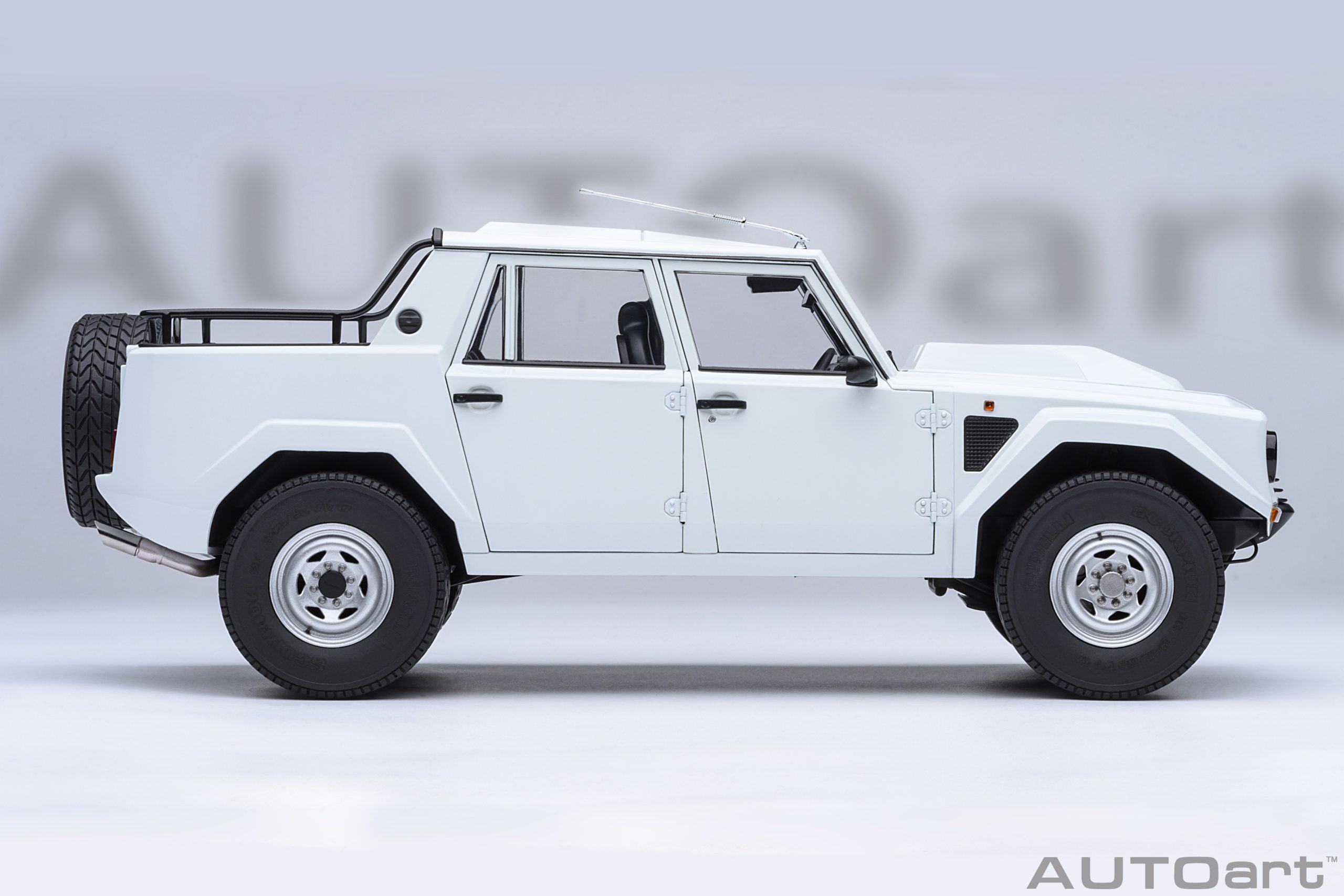 AUTOart Lamborghini LM002 1:18 - White - Image 4