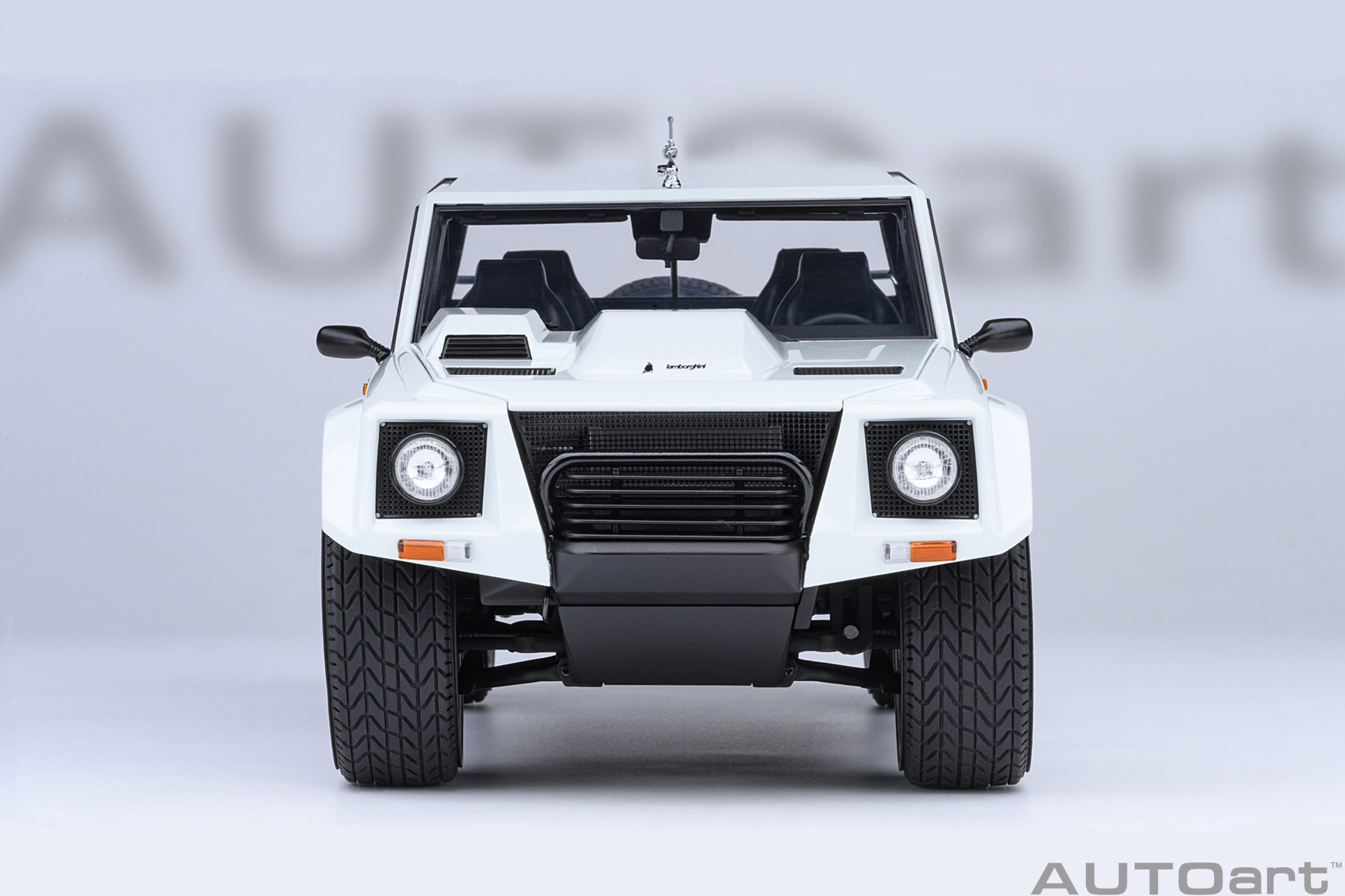 AUTOart Lamborghini LM002 1:18 - White - Image 5