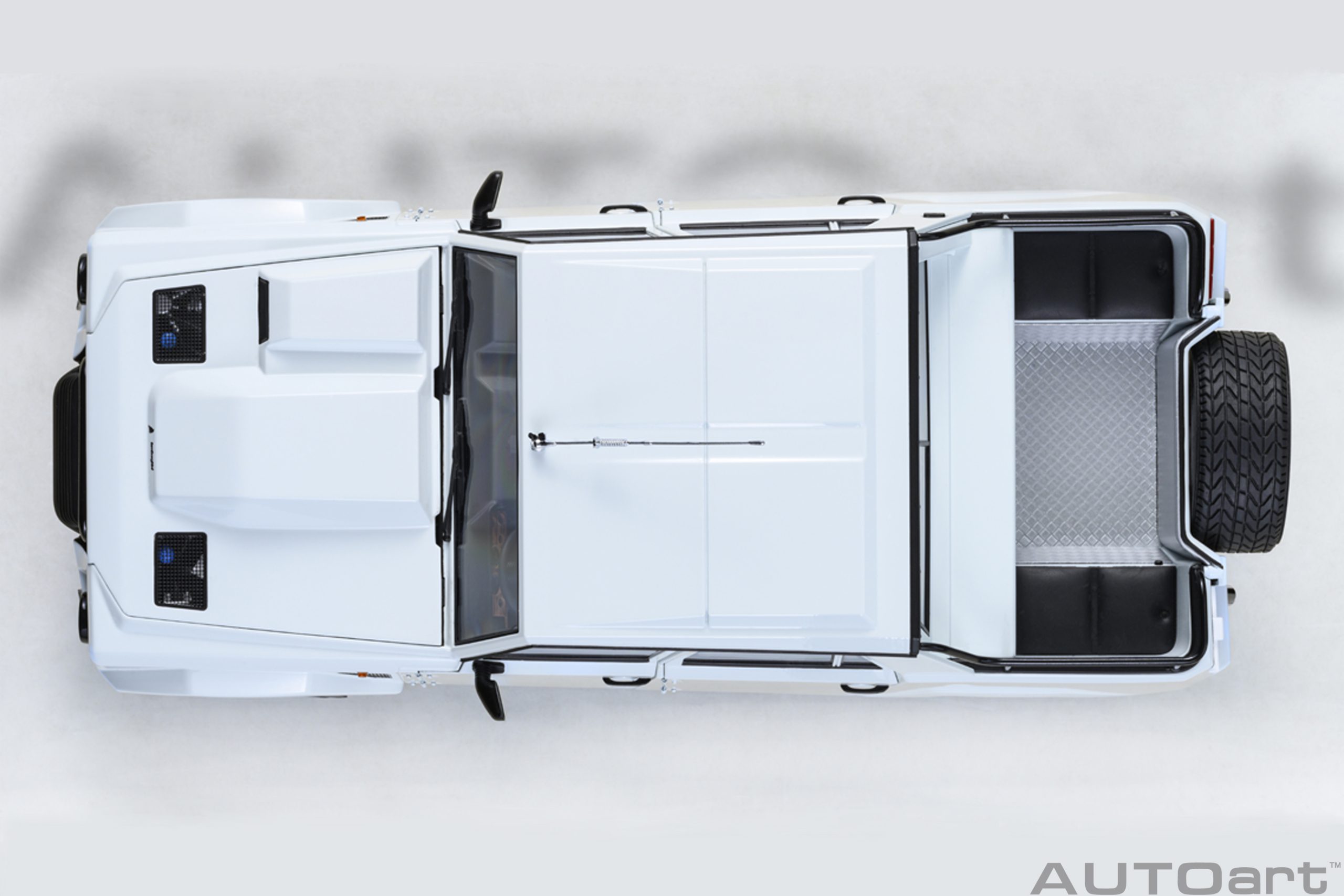 AUTOart Lamborghini LM002 1:18 - White - Image 7