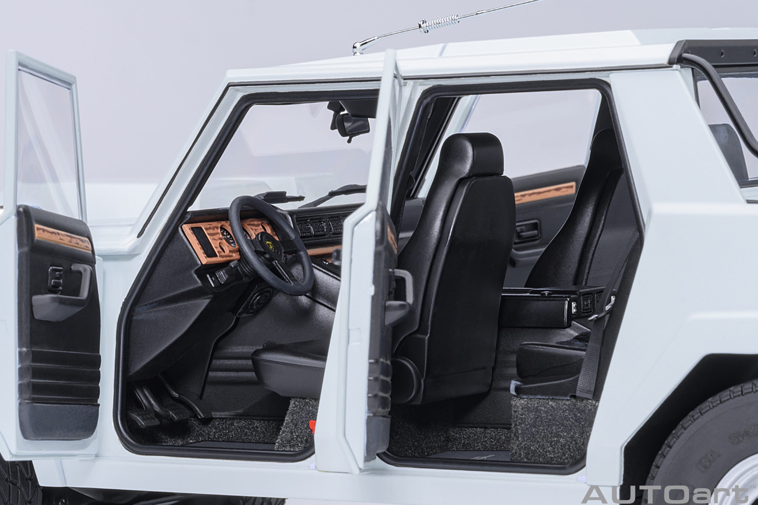 AUTOart Lamborghini LM002 1:18 - White - Image 9