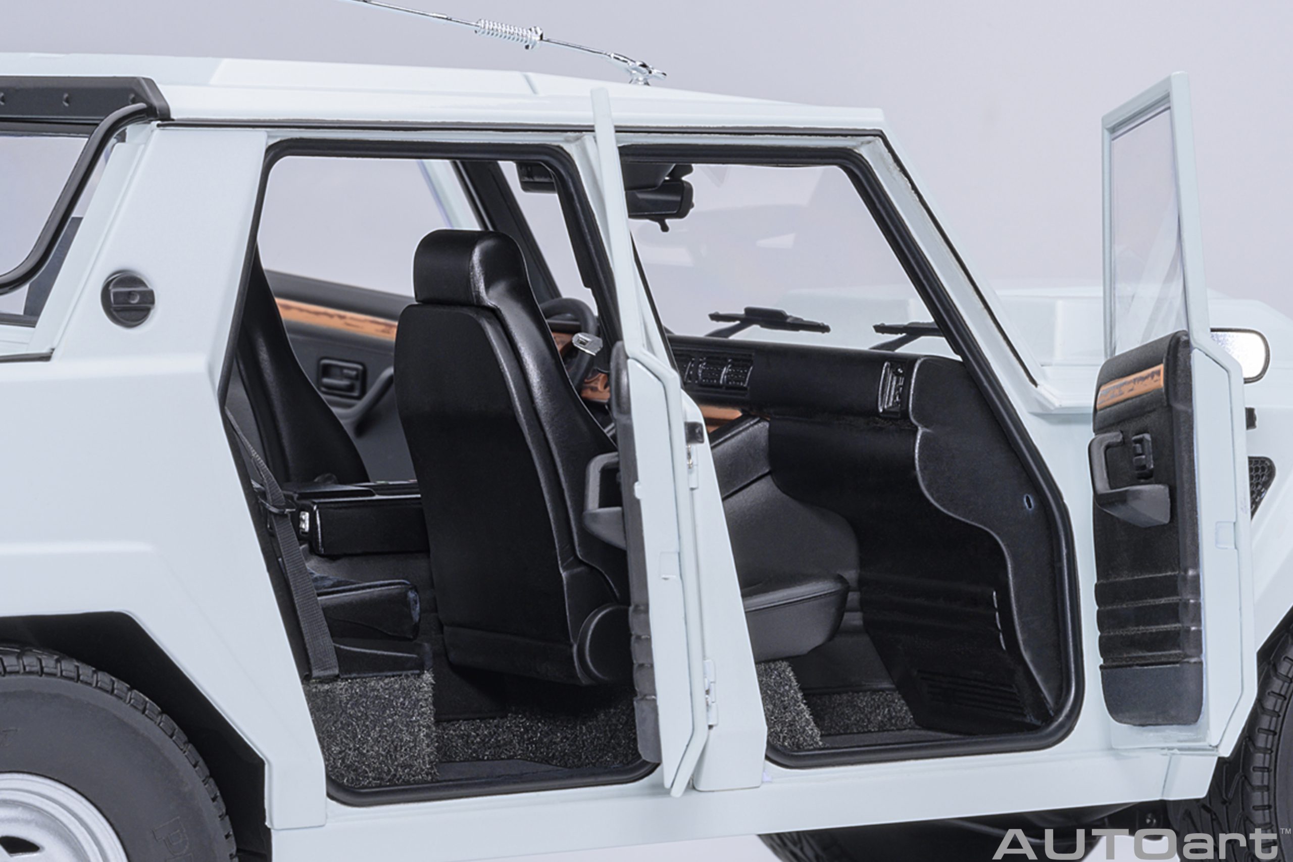 AUTOart Lamborghini LM002 1:18 - White - Image 10