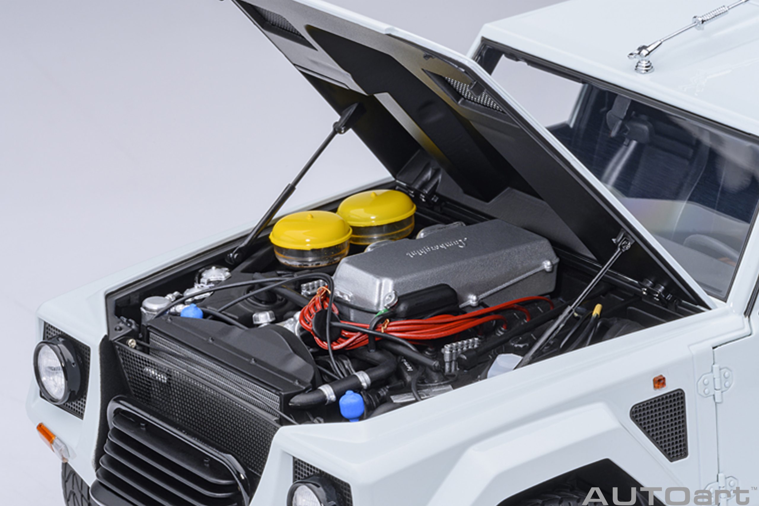 AUTOart Lamborghini LM002 1:18 - White - Image 11