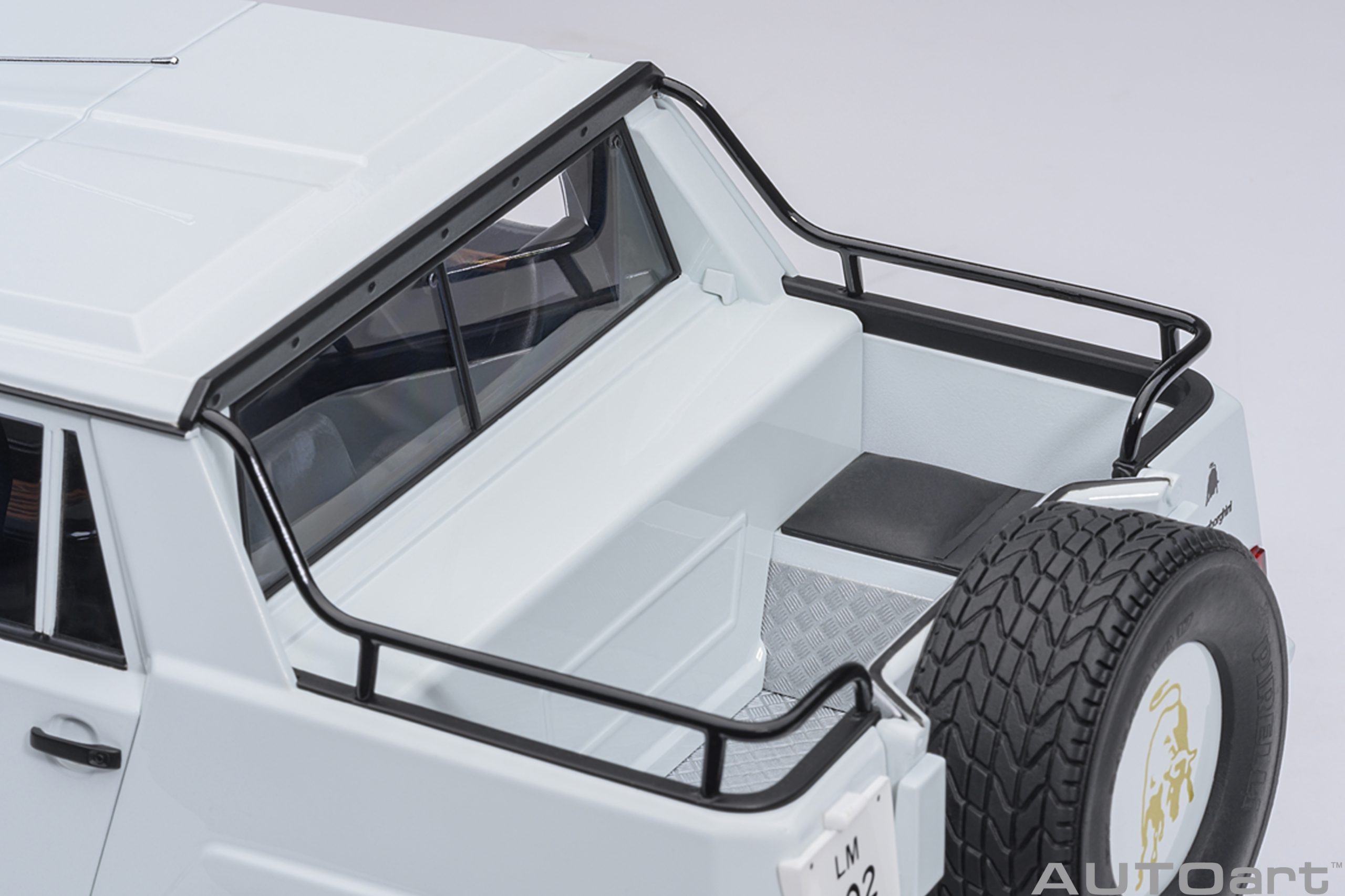 AUTOart Lamborghini LM002 1:18 - White - Image 13