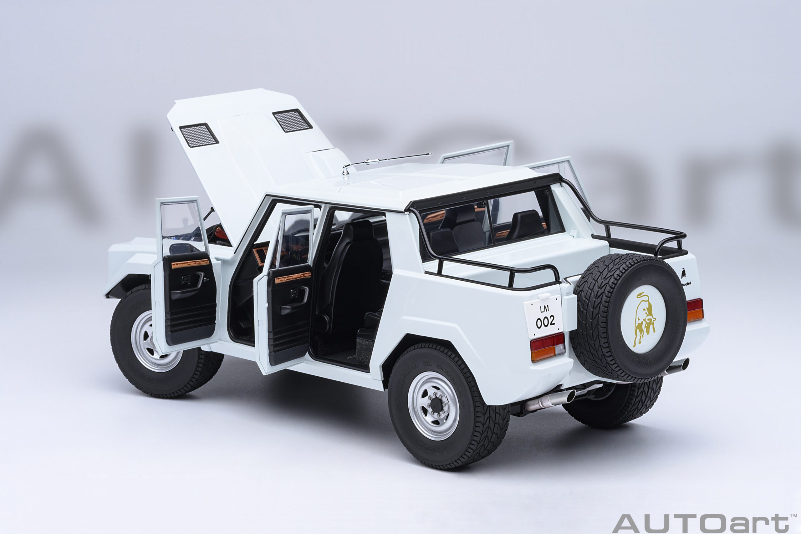 AUTOart Lamborghini LM002 1:18 - White - Image 16