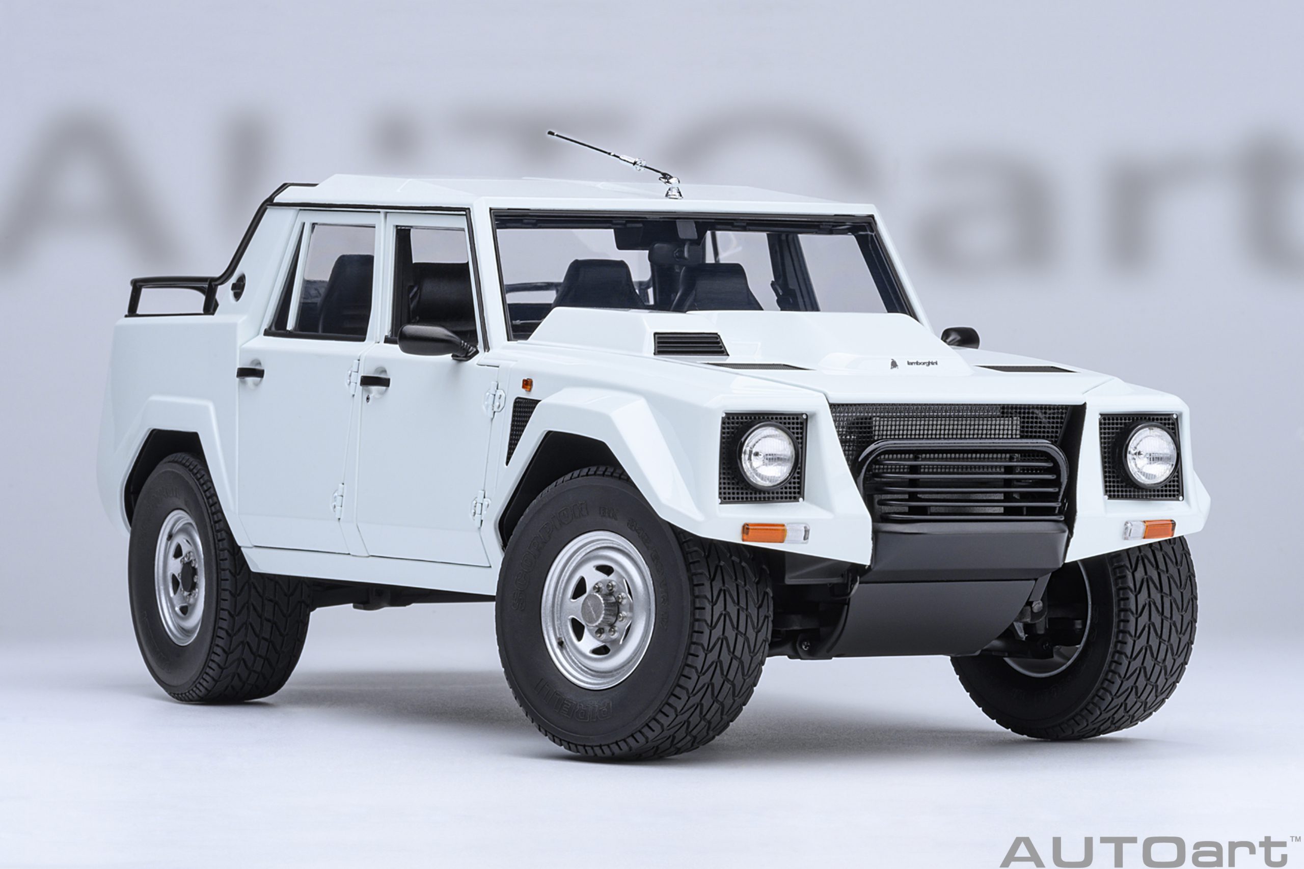 AUTOart Lamborghini LM002 1:18 - White - Image 17