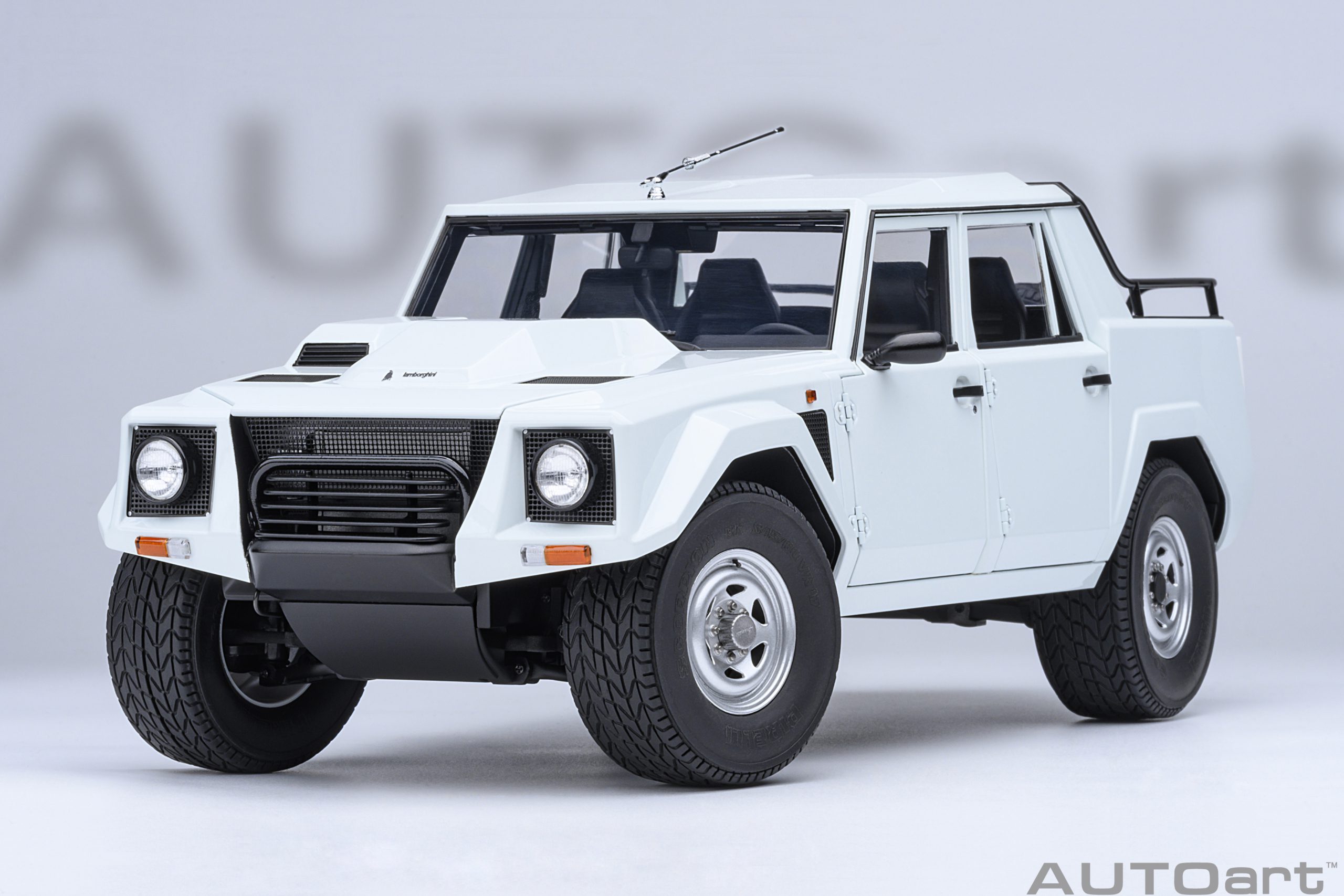 AUTOart Lamborghini LM002 1:18 - White - Image 18