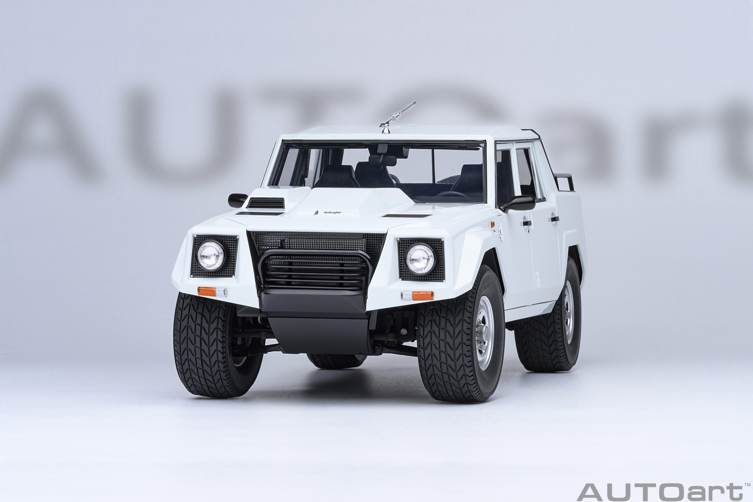 AUTOart Lamborghini LM002 1:18 - White - Image 19
