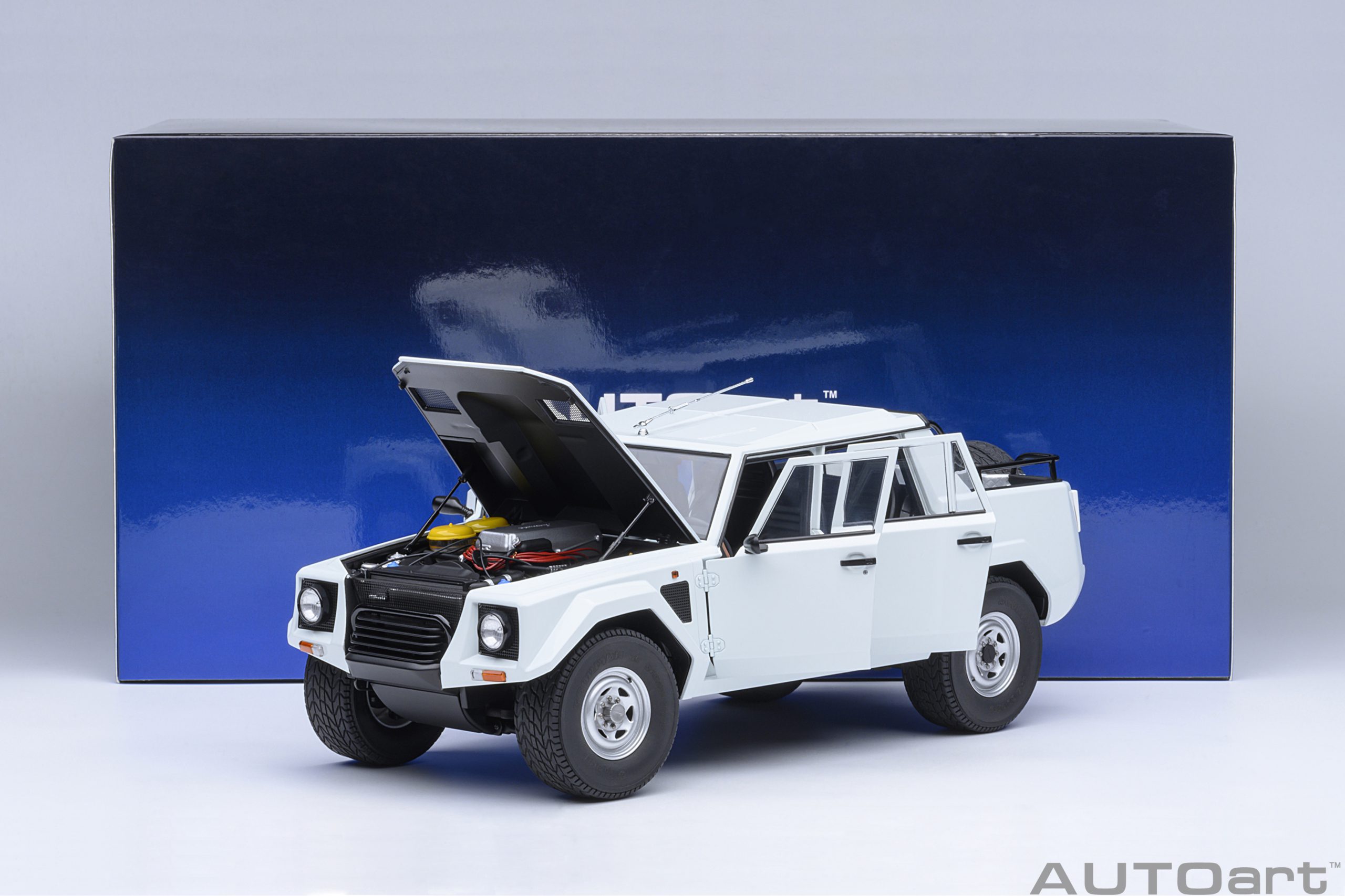 AUTOart Lamborghini LM002 1:18 - White - Image 21