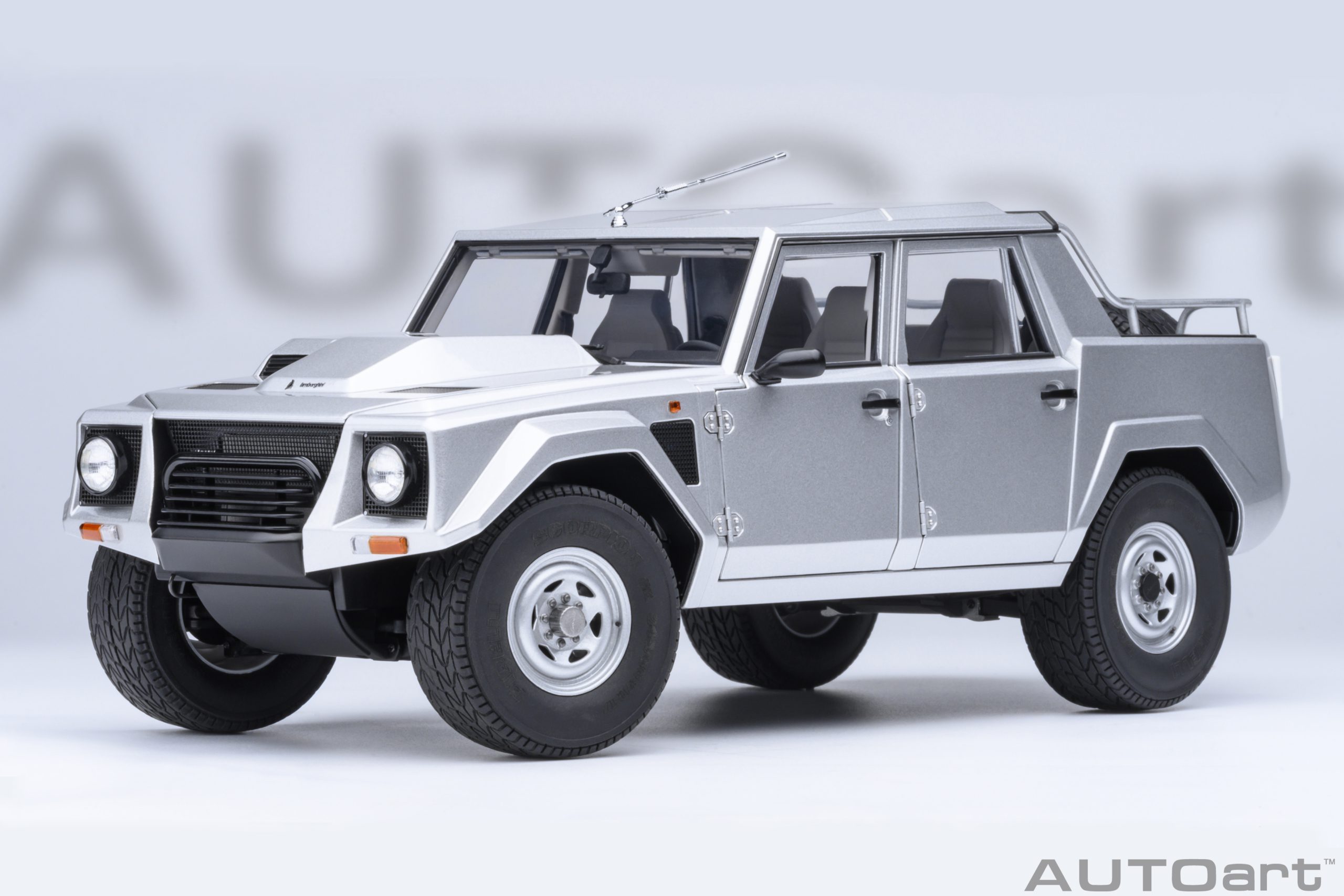 AUTOart Lamborghini LM002 1:18 - Silver