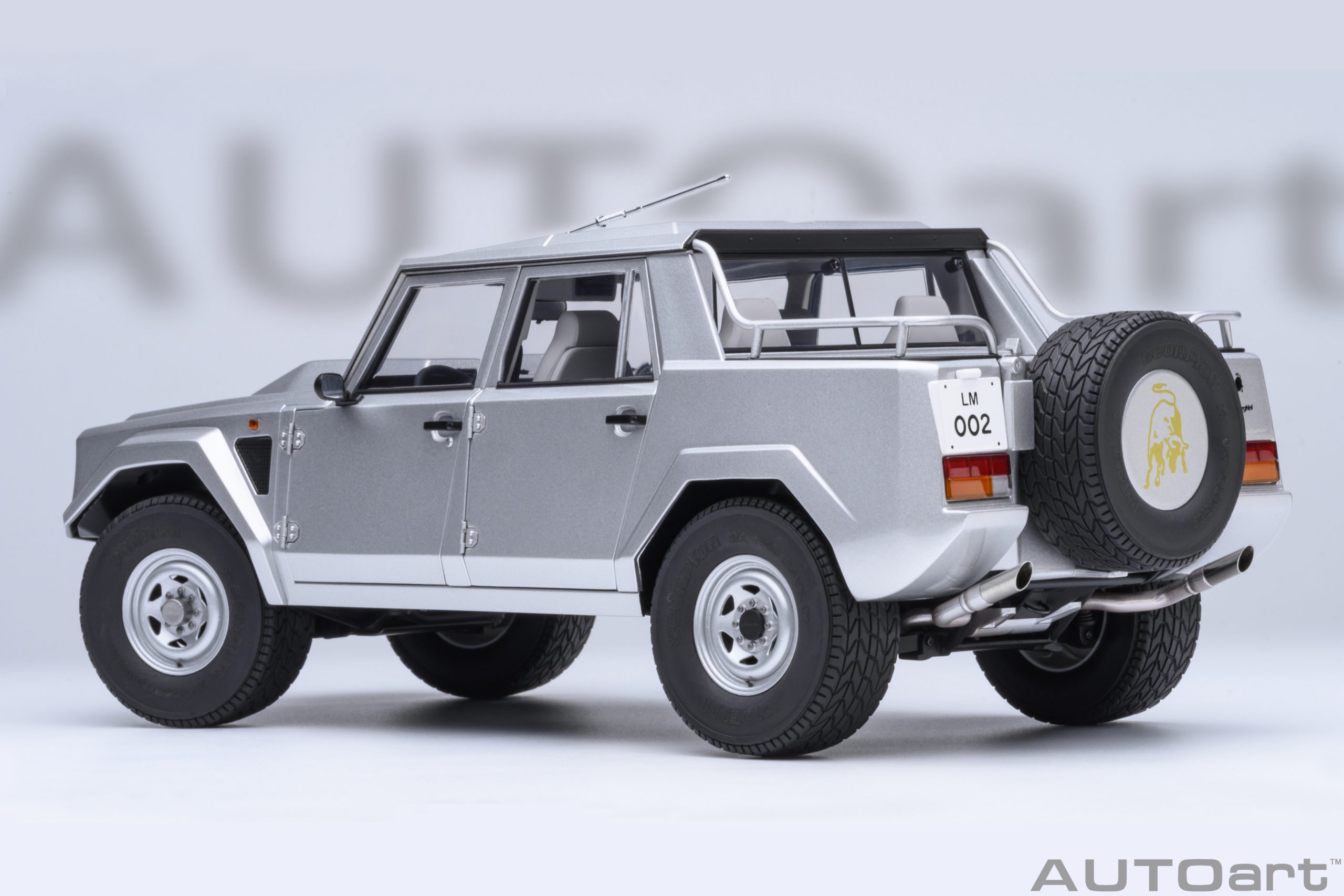 AUTOart Lamborghini LM002 1:18 - Silver - Image 2