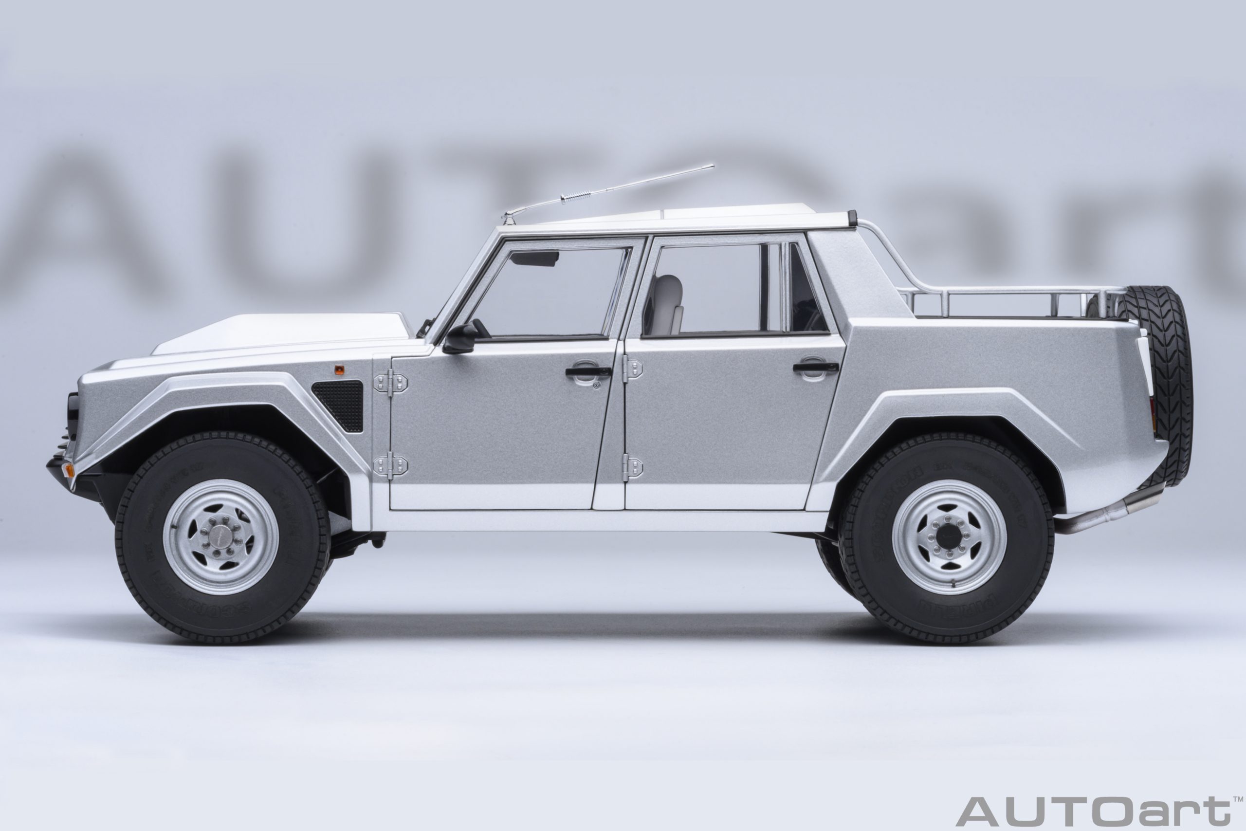 AUTOart Lamborghini LM002 1:18 - Silver - Image 3