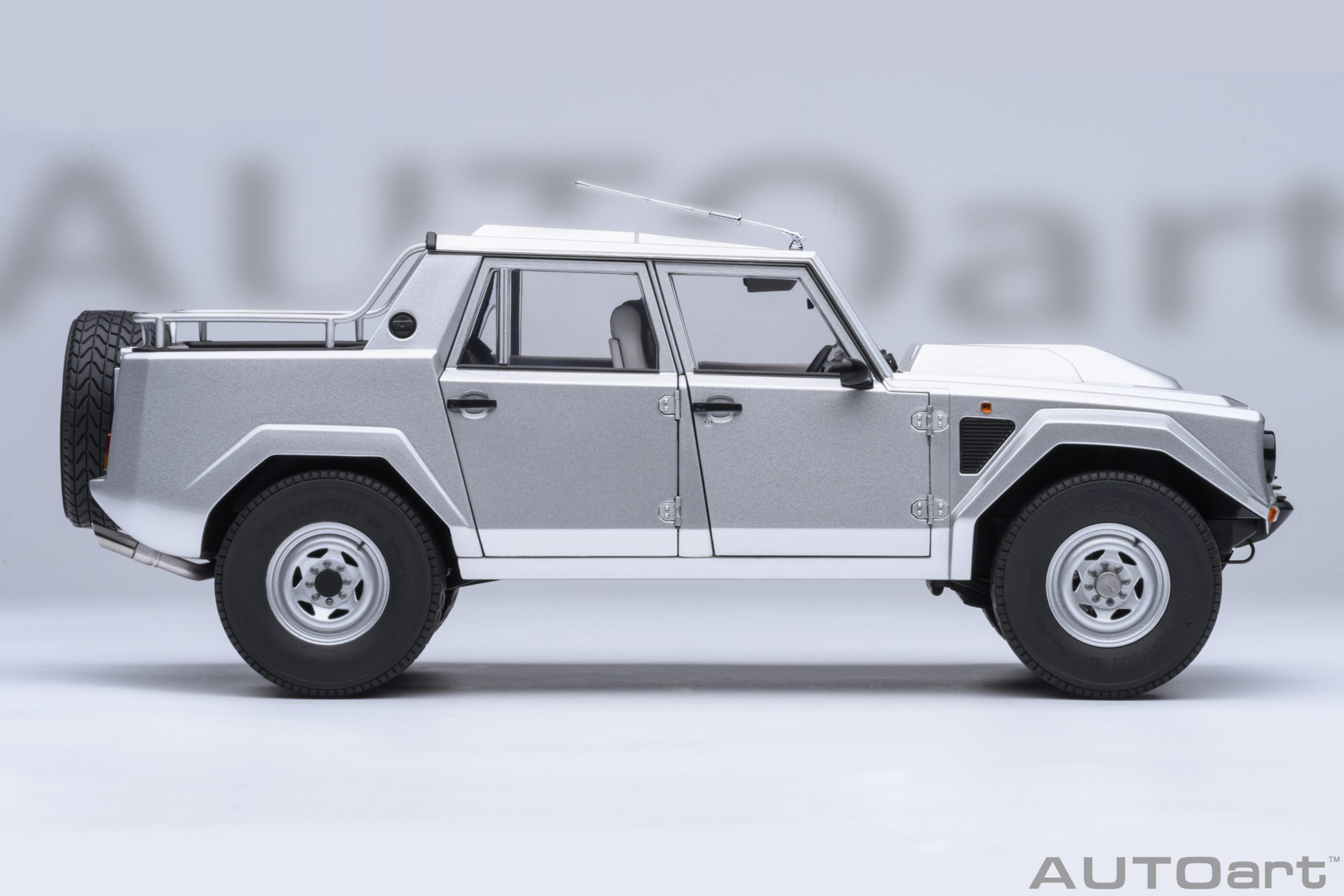 AUTOart Lamborghini LM002 1:18 - Silver - Image 4
