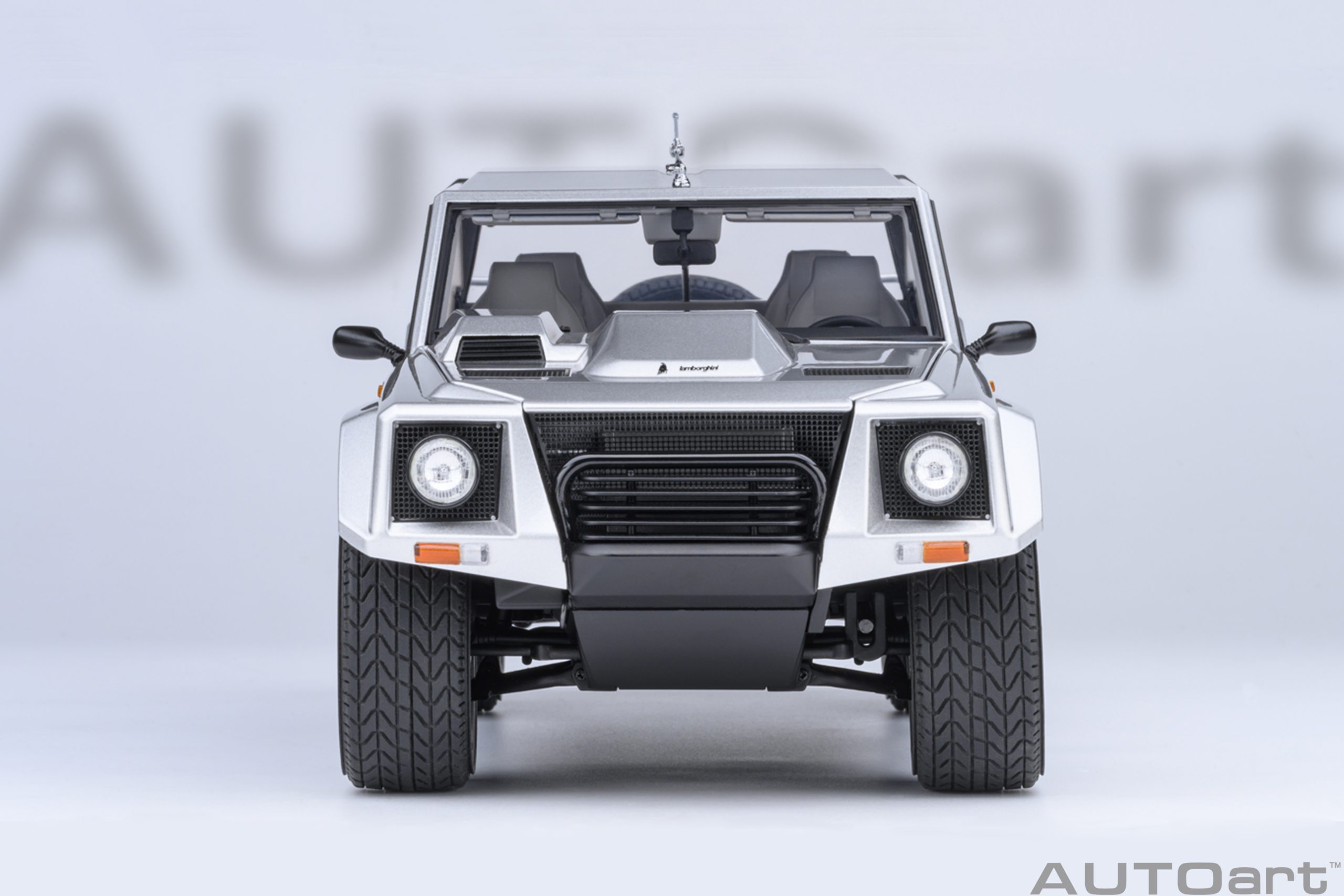AUTOart Lamborghini LM002 1:18 - Silver - Image 5