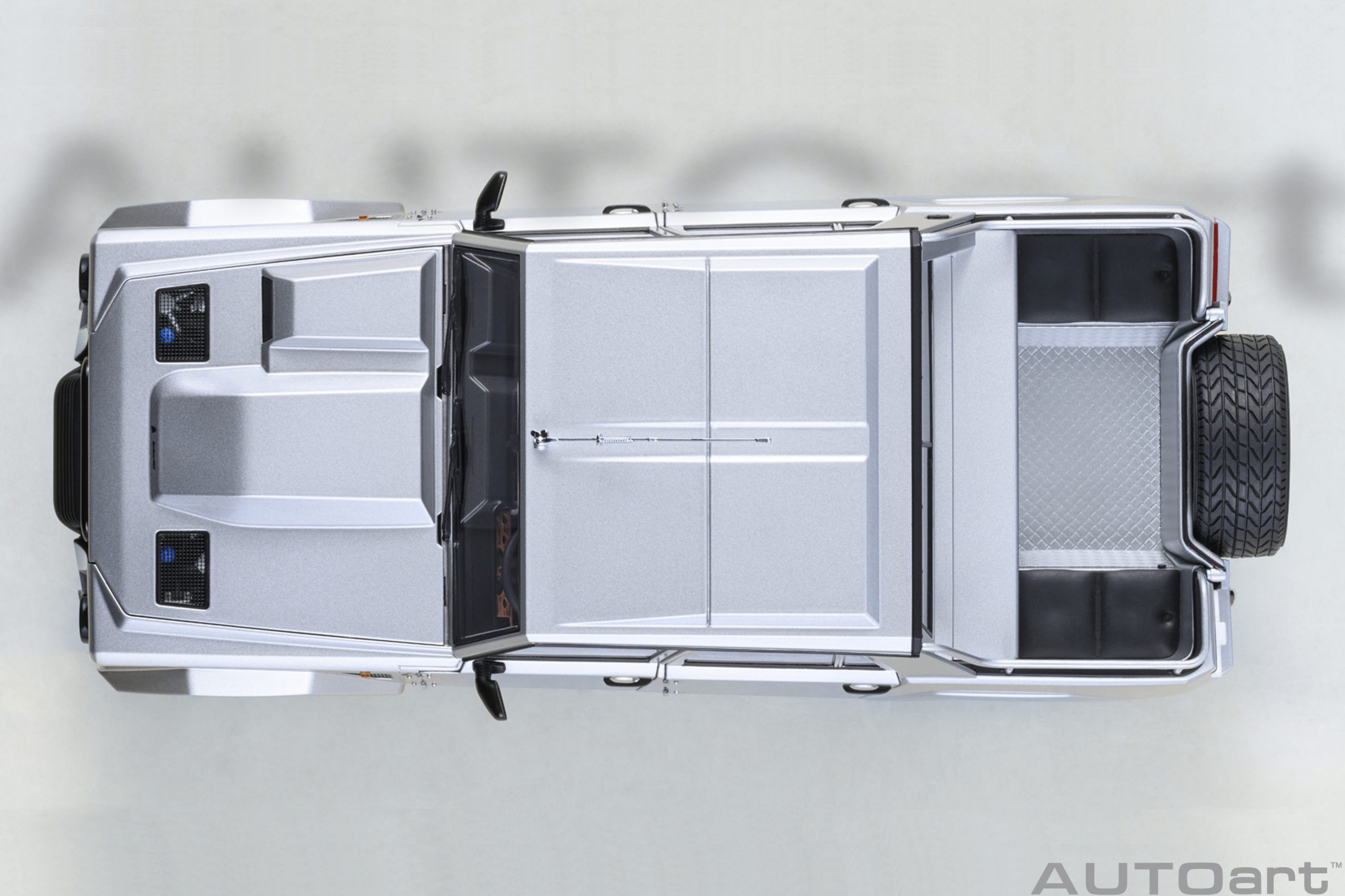 AUTOart Lamborghini LM002 1:18 - Silver - Image 7