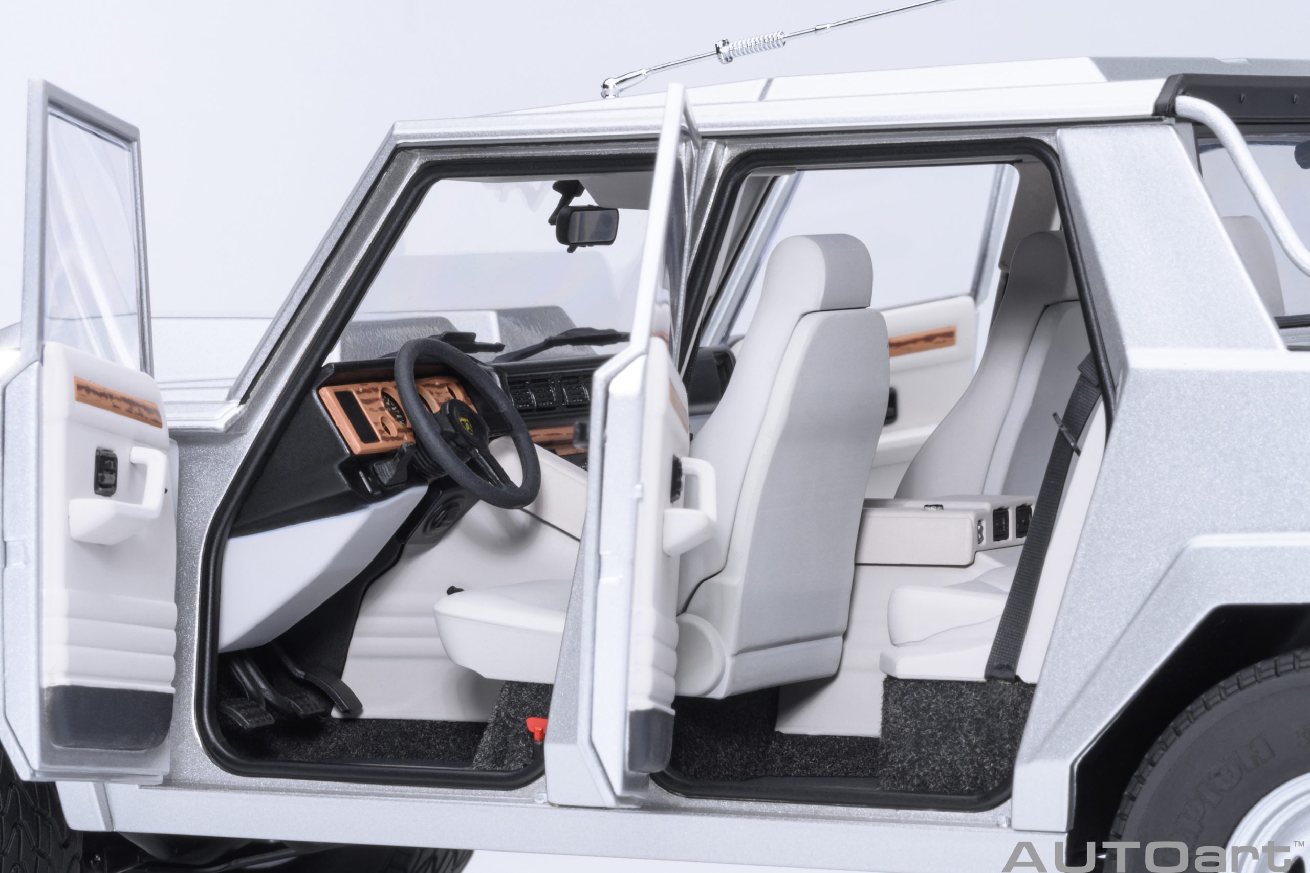 AUTOart Lamborghini LM002 1:18 - Silver - Image 9
