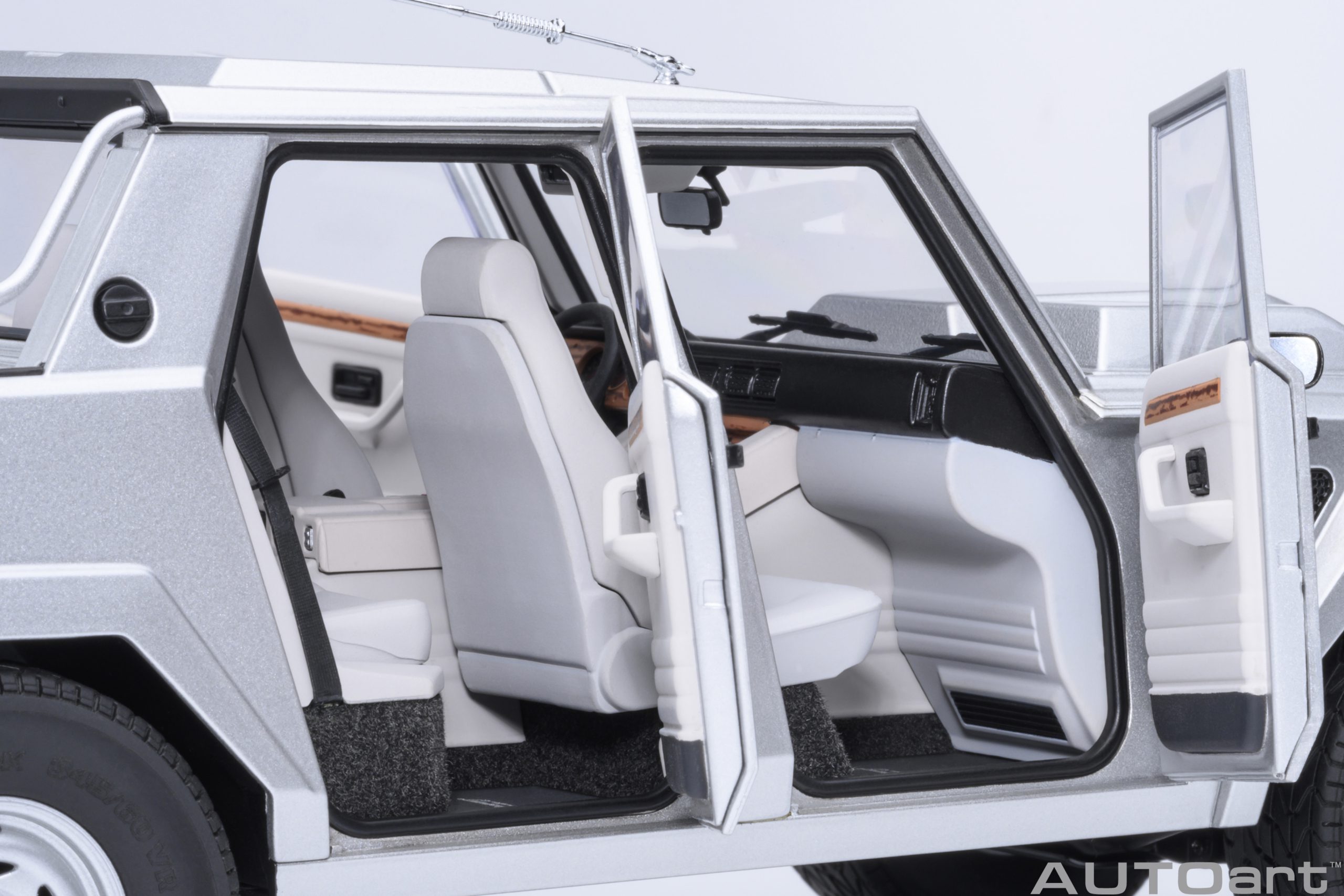 AUTOart Lamborghini LM002 1:18 - Silver - Image 10