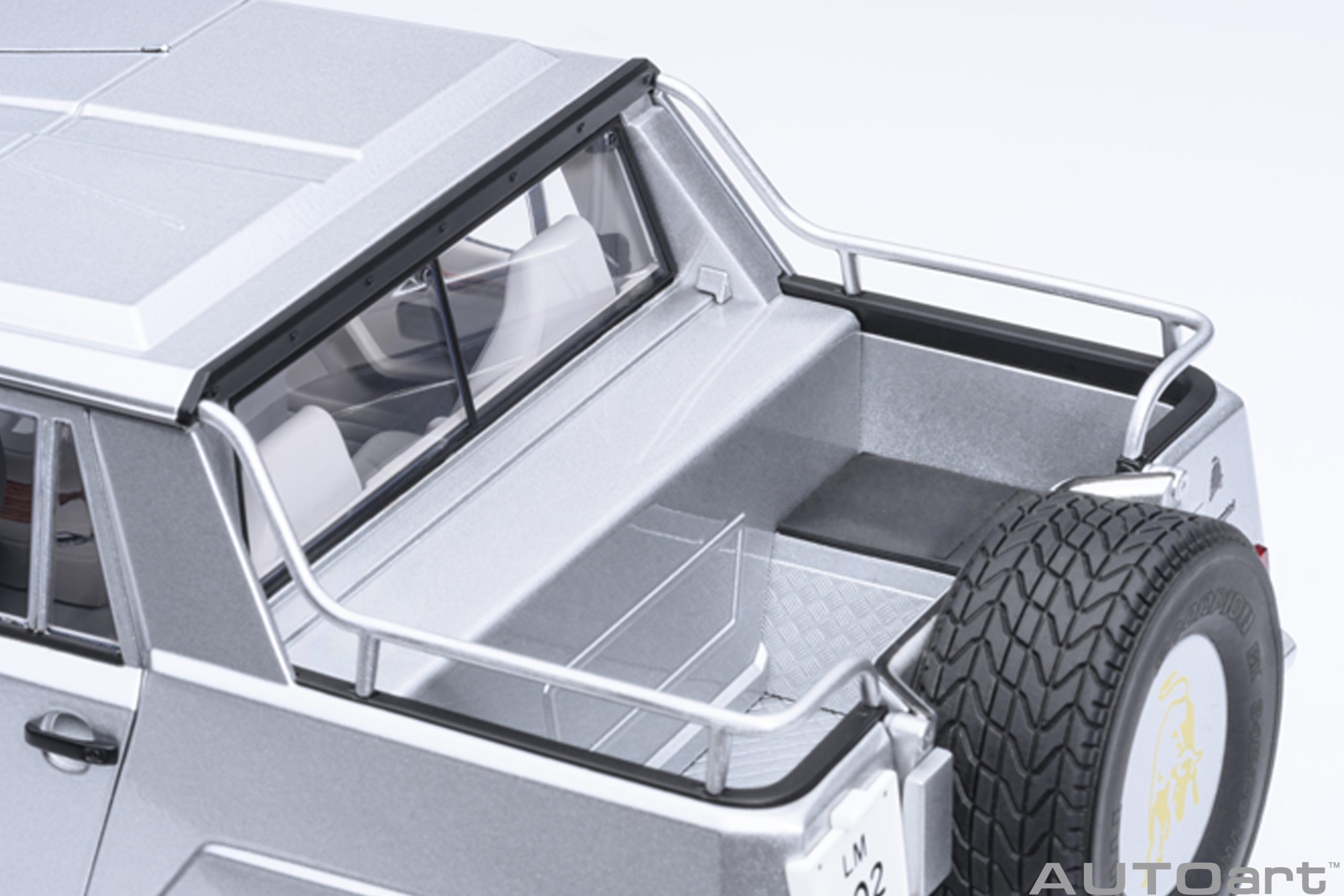 AUTOart Lamborghini LM002 1:18 - Silver - Image 13