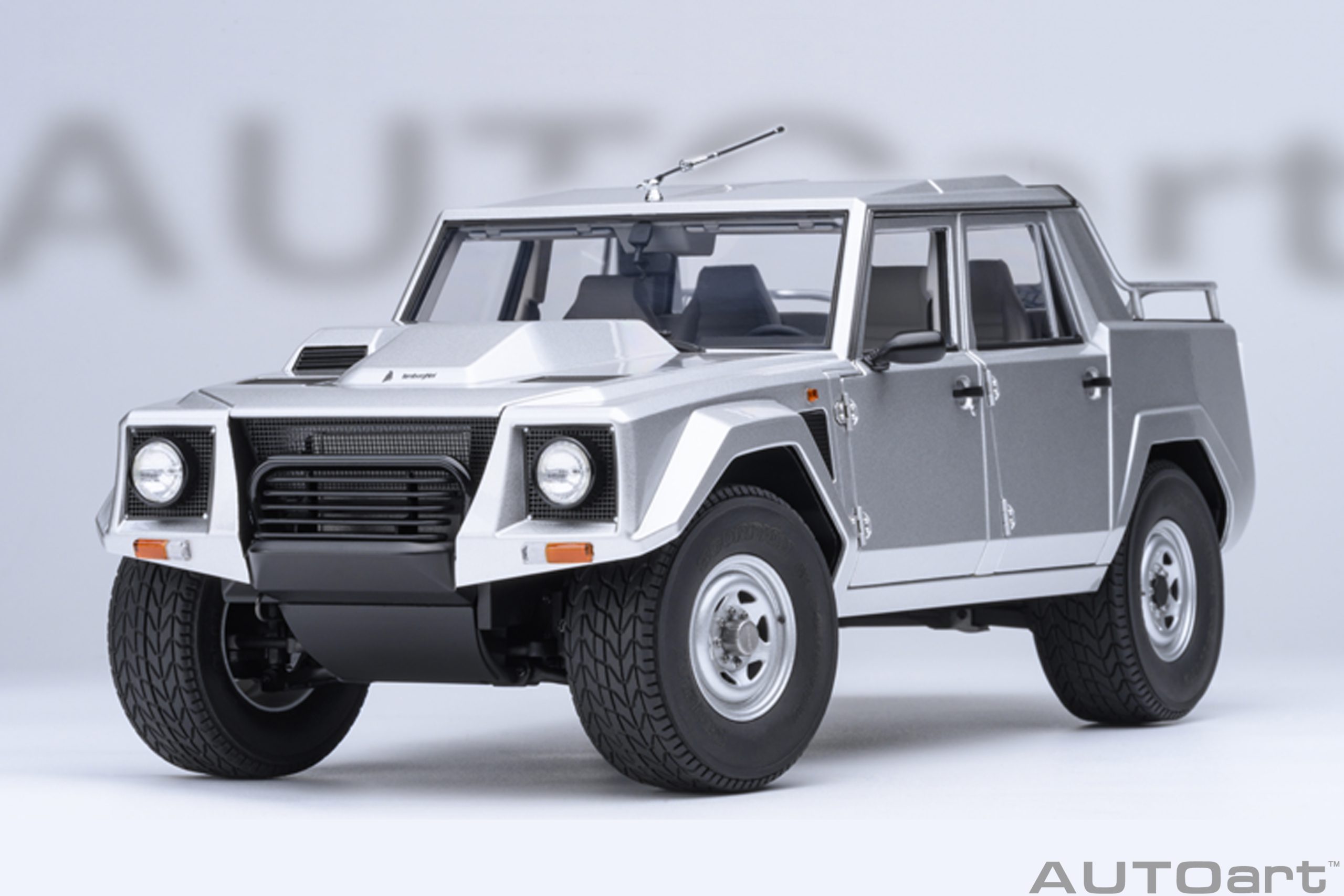 AUTOart Lamborghini LM002 1:18 - Silver - Image 18