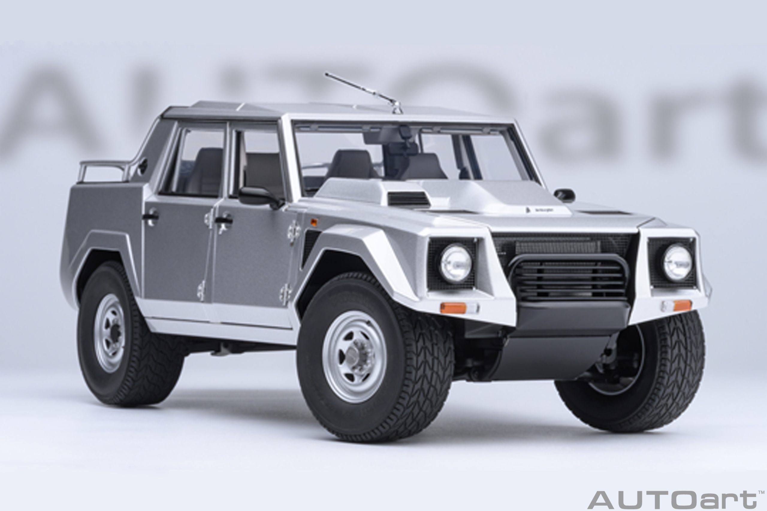 AUTOart Lamborghini LM002 1:18 - Silver - Image 17