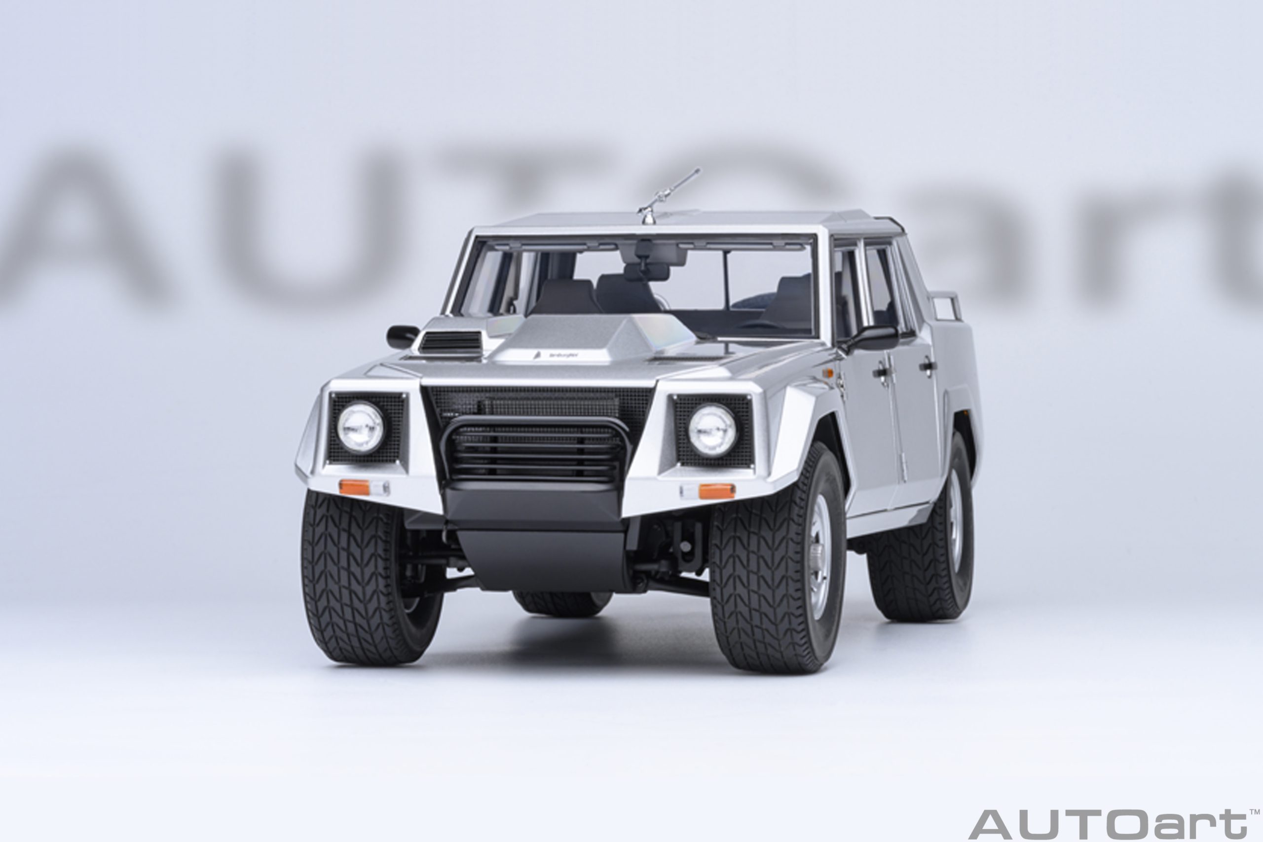 AUTOart Lamborghini LM002 1:18 - Silver - Image 19