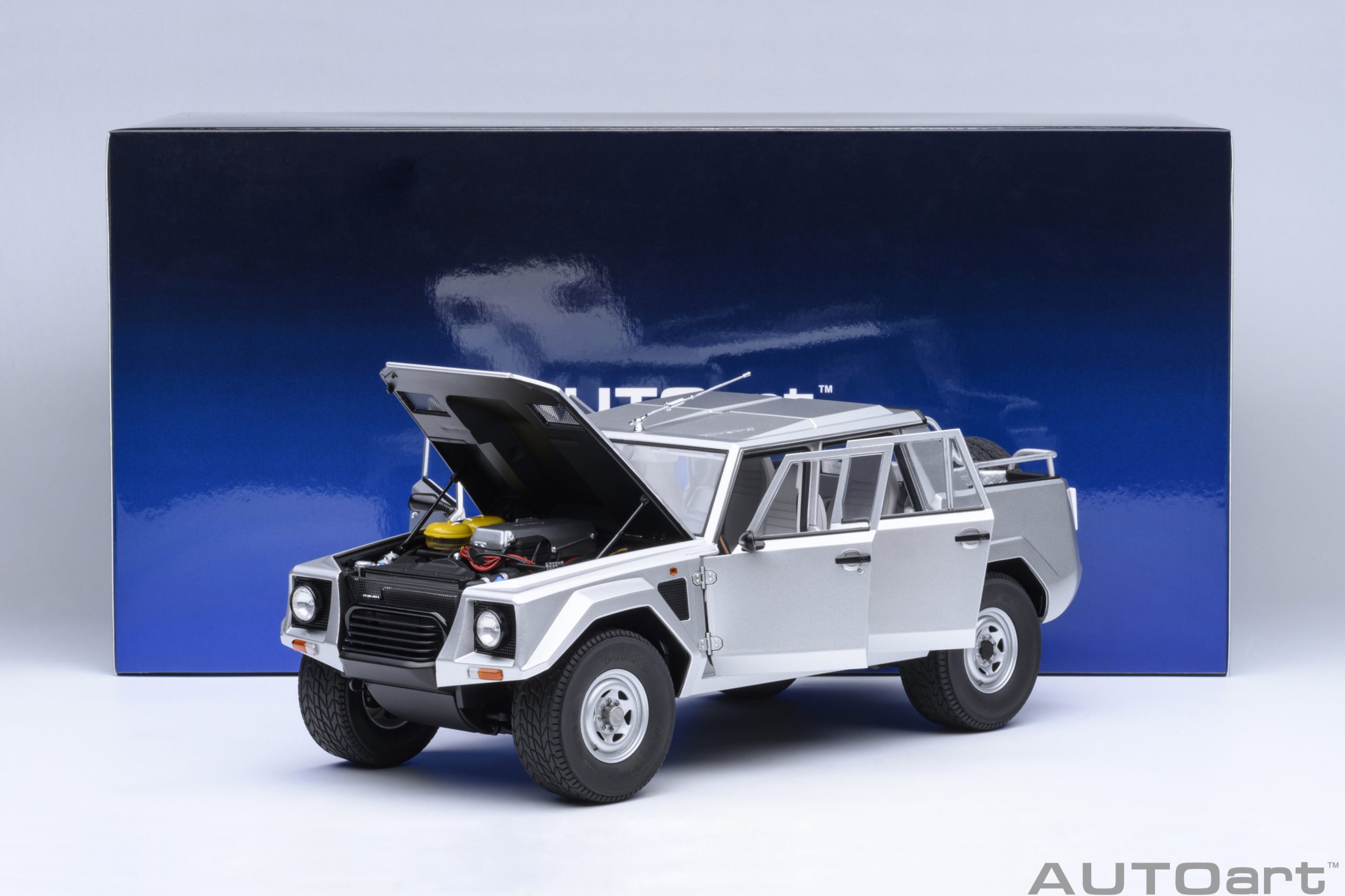 AUTOart Lamborghini LM002 1:18 - Silver - Image 21