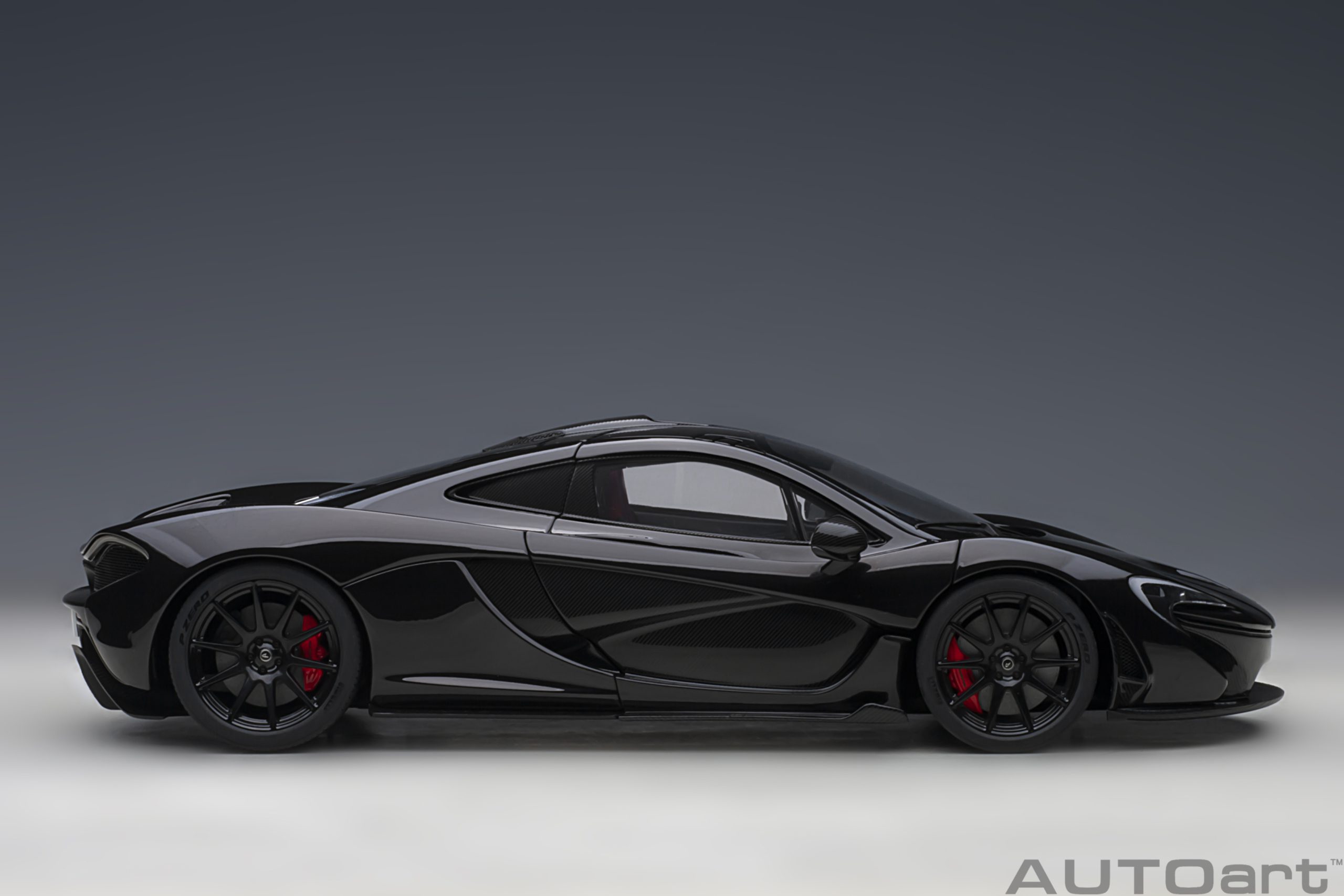 AUTOart McLaren P1 2013 1:18 - Fire Black - Imagen 4