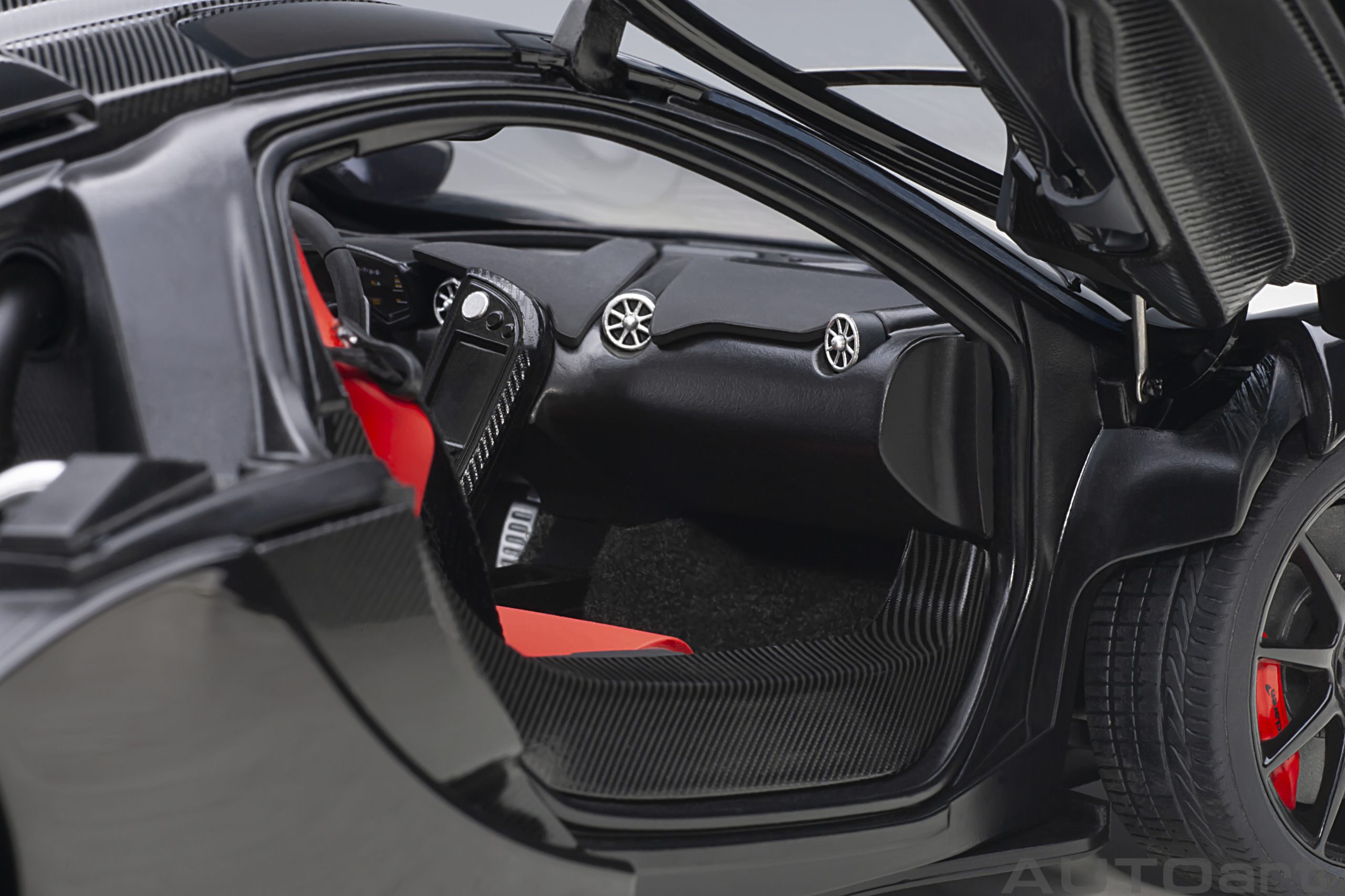 AUTOart McLaren P1 2013 1:18 - Fire Black - Imagen 10