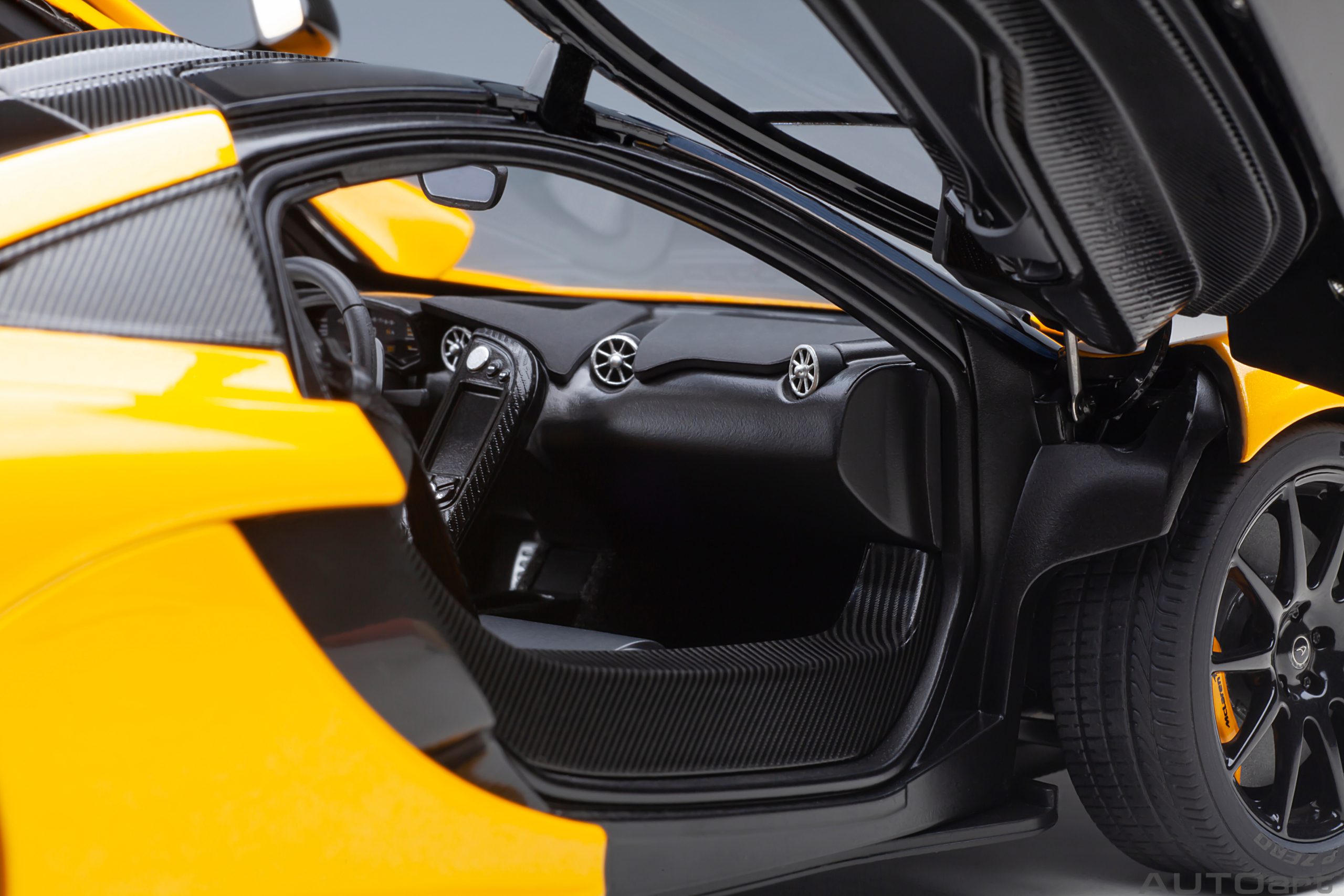 AUTOart McLaren P1 2013 1:18 - Volcano Yellow - Immagine 10