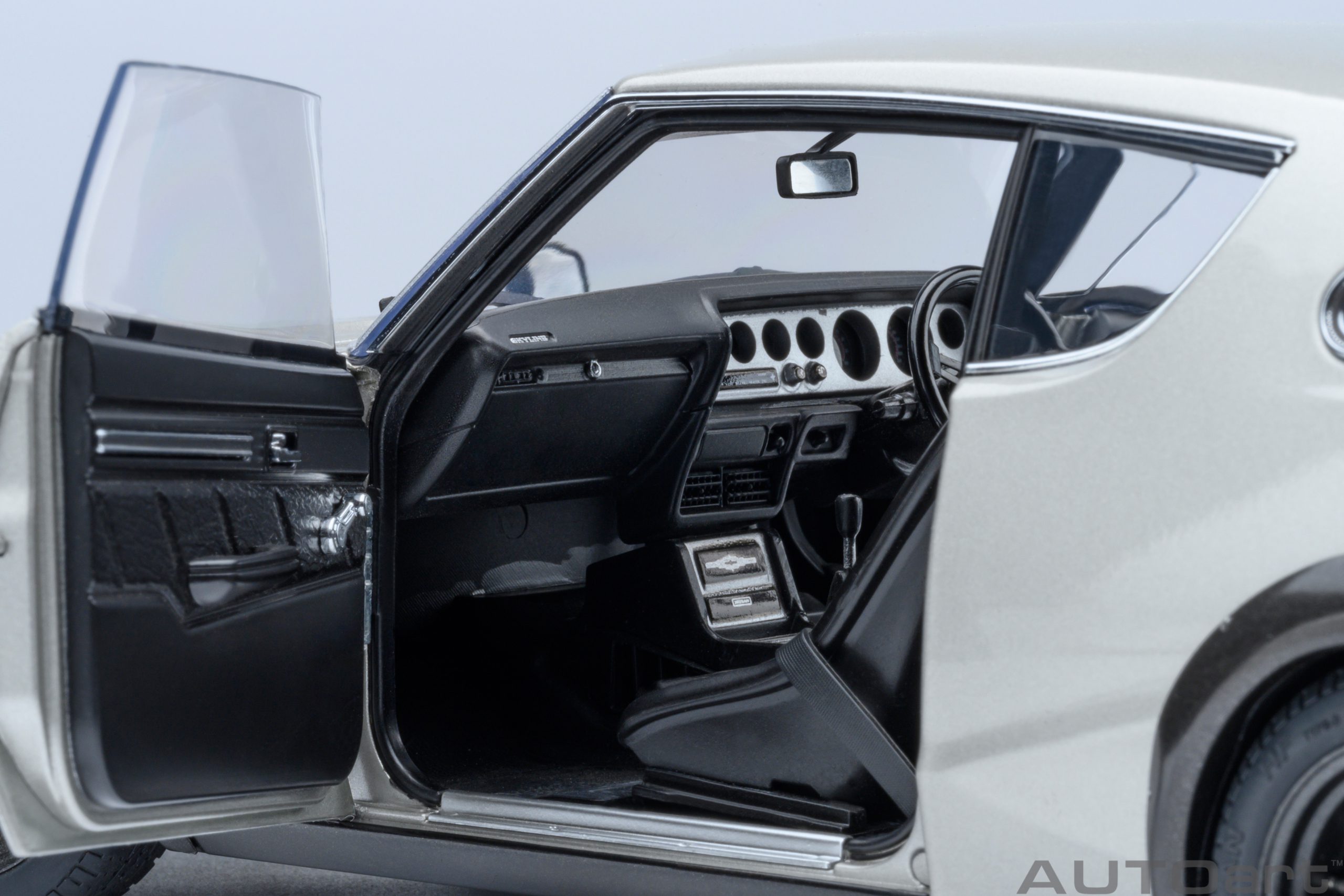 AUTOart Nissan Skyline 2000 GT-R 1973 (KPGC110) Tuned Version 1:18 - Silver - Imagen 9