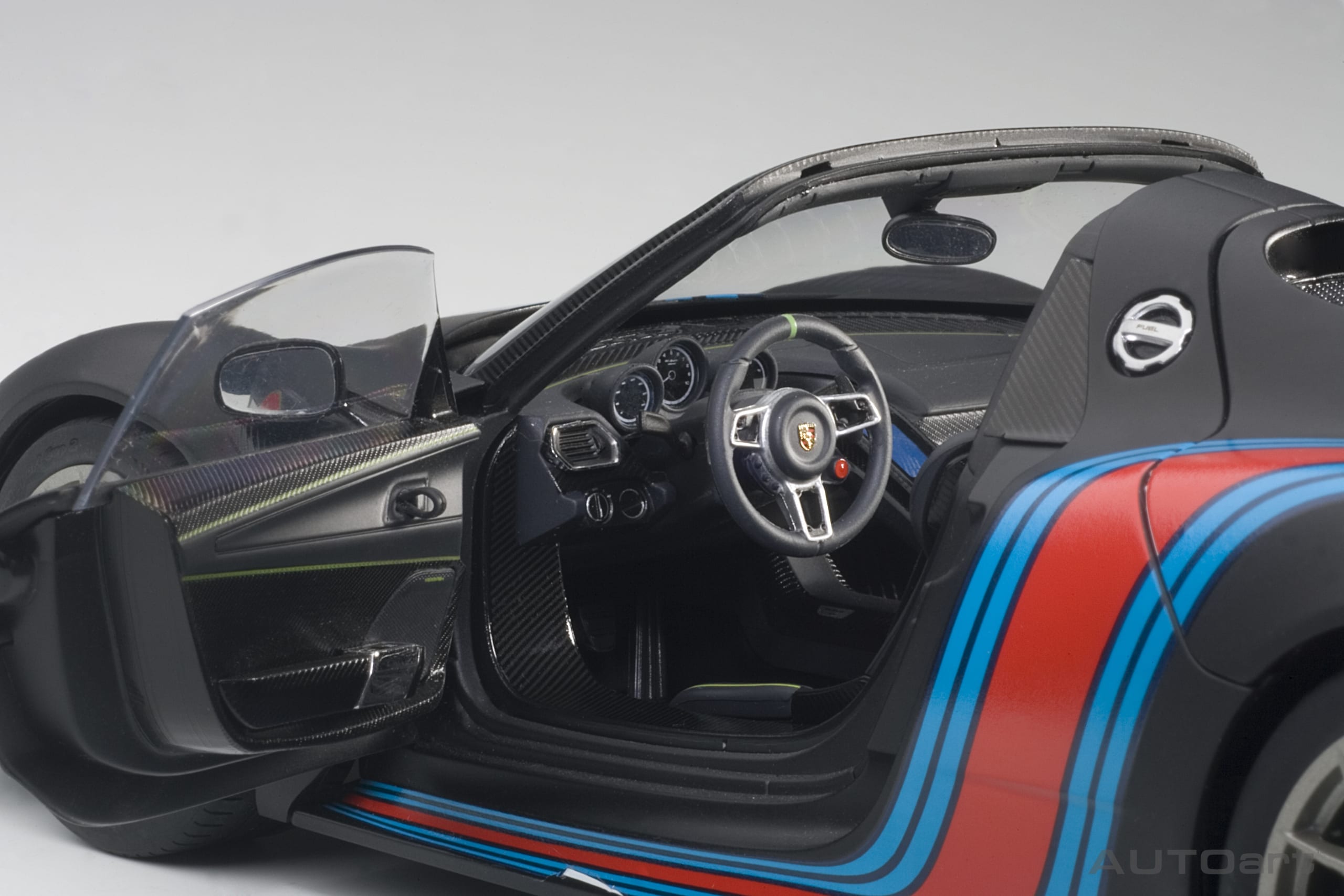 AUTOart Porsche 918 Spyder 2013 Weissach Package 1:18 - Image 9