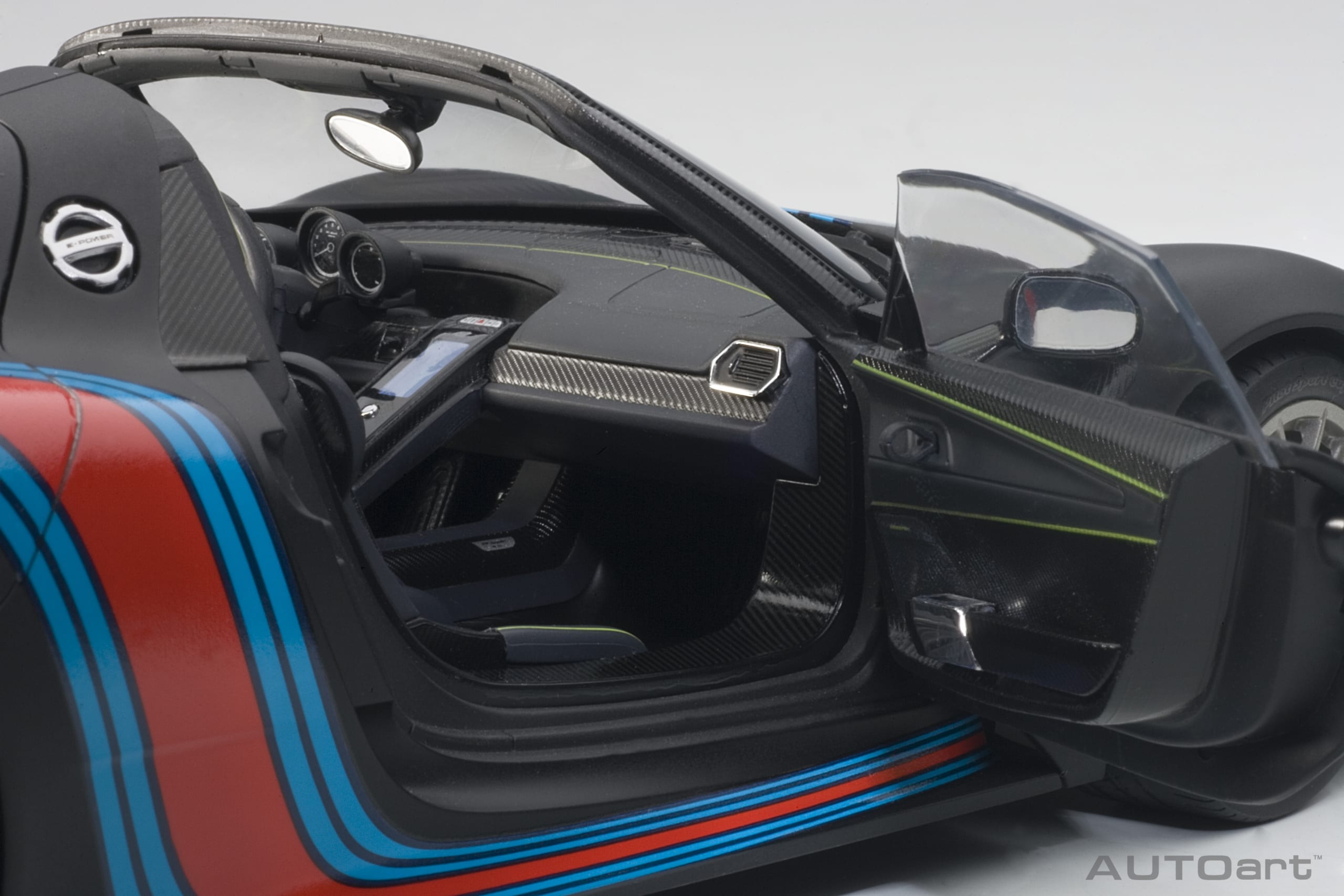 AUTOart Porsche 918 Spyder 2013 Weissach Package 1:18 - Image 10