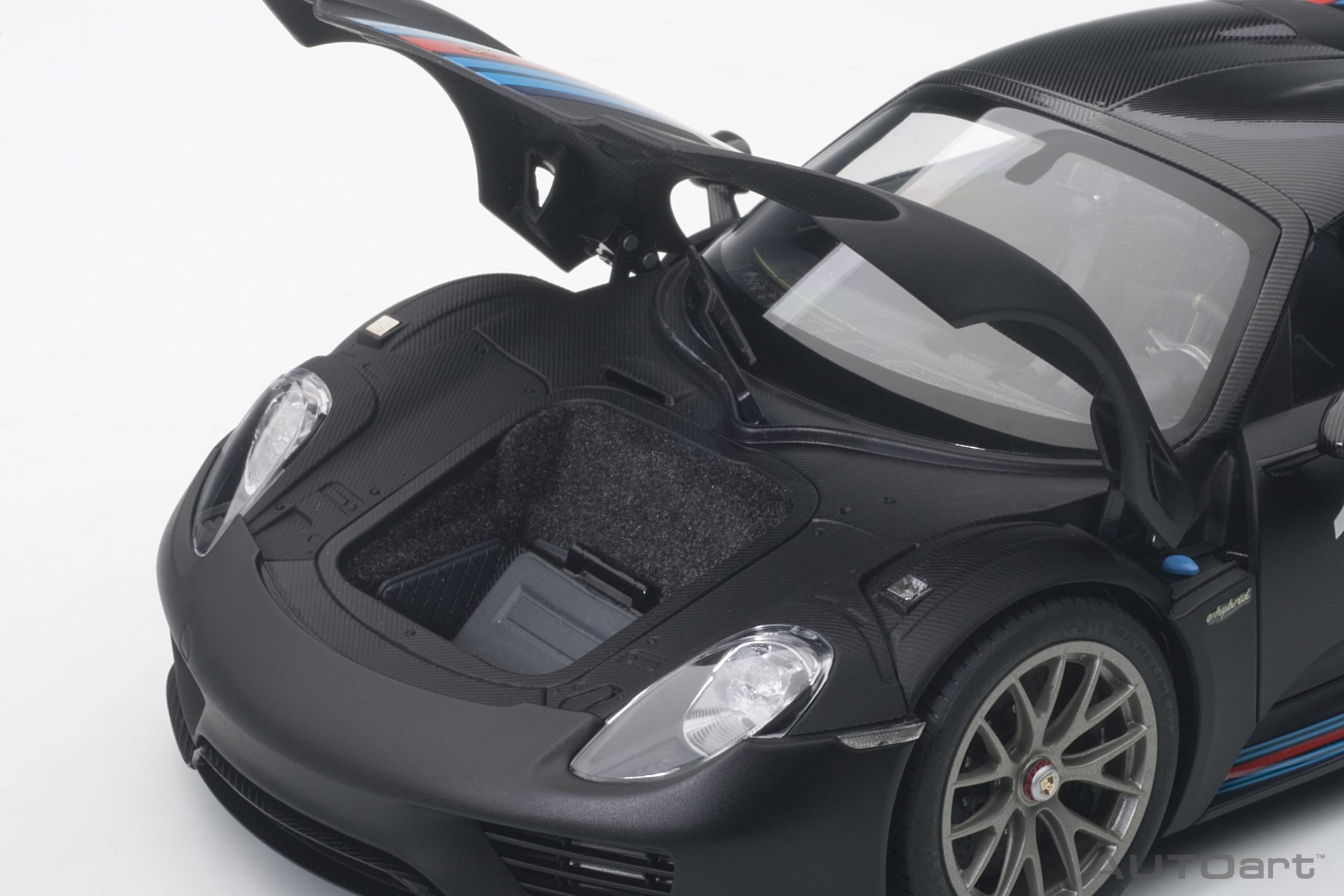 AUTOart Porsche 918 Spyder 2013 Weissach Package 1:18 - Image 11