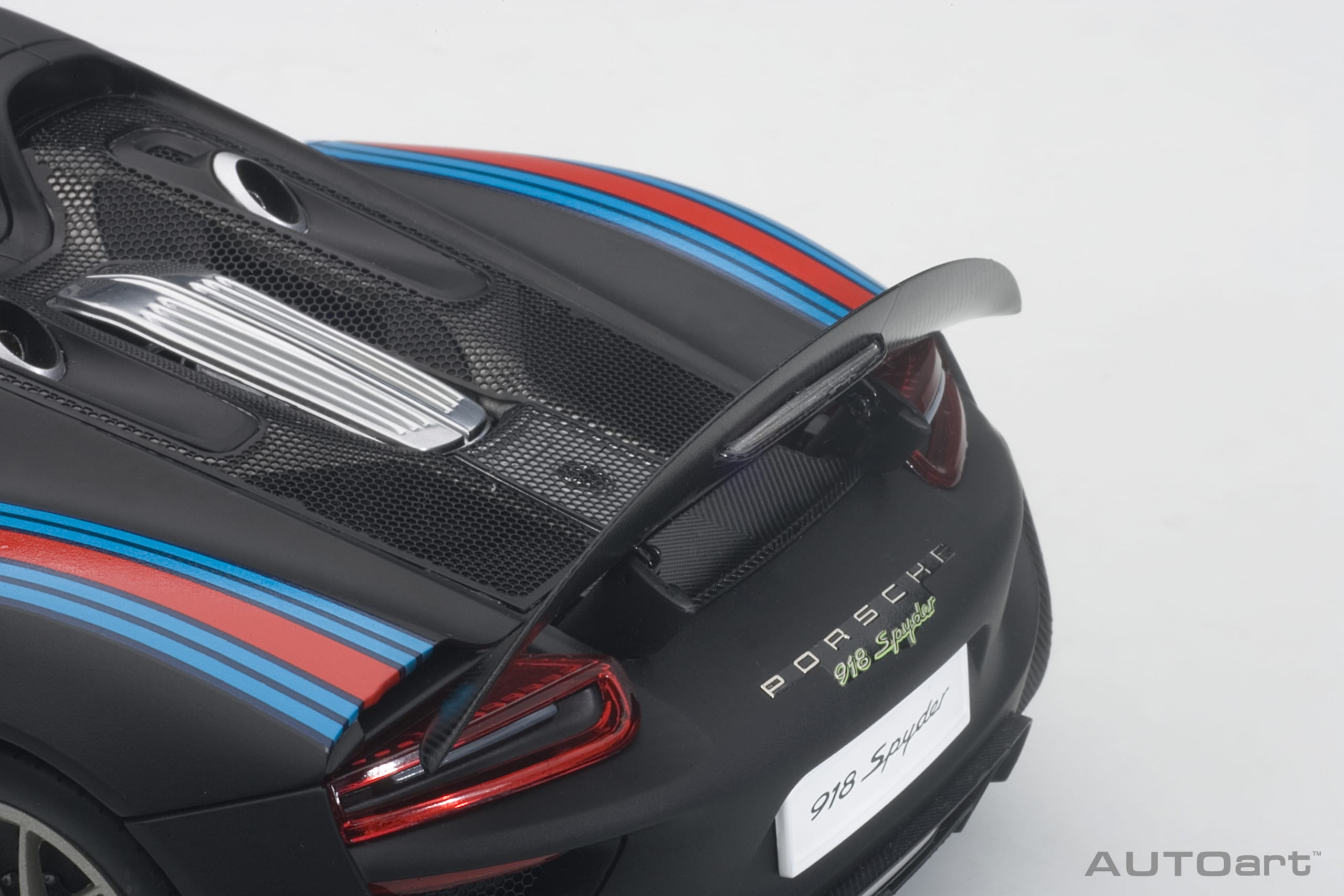 AUTOart Porsche 918 Spyder 2013 Weissach Package 1:18 - Image 12