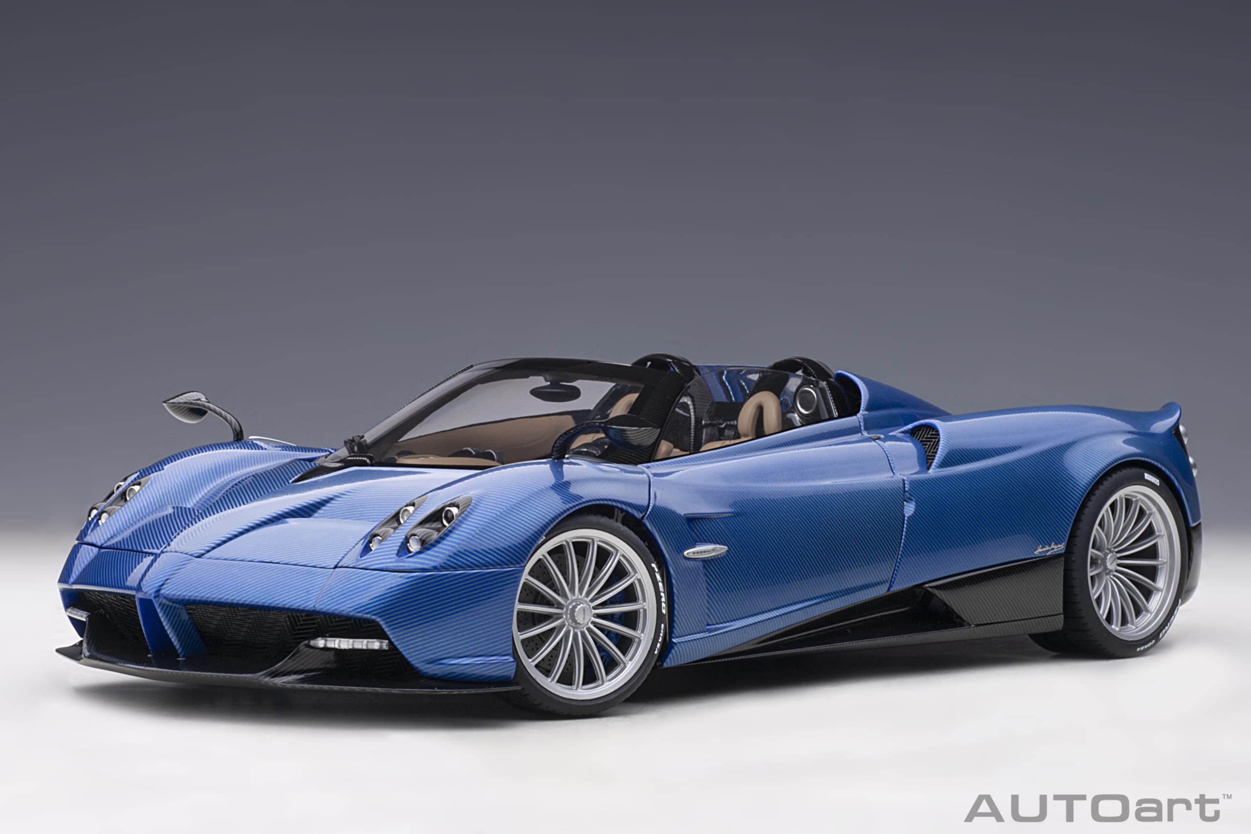 AUTOart Pagani Huayra Roadster 2017 1:18 - Fibre de carbone bleu tricolore