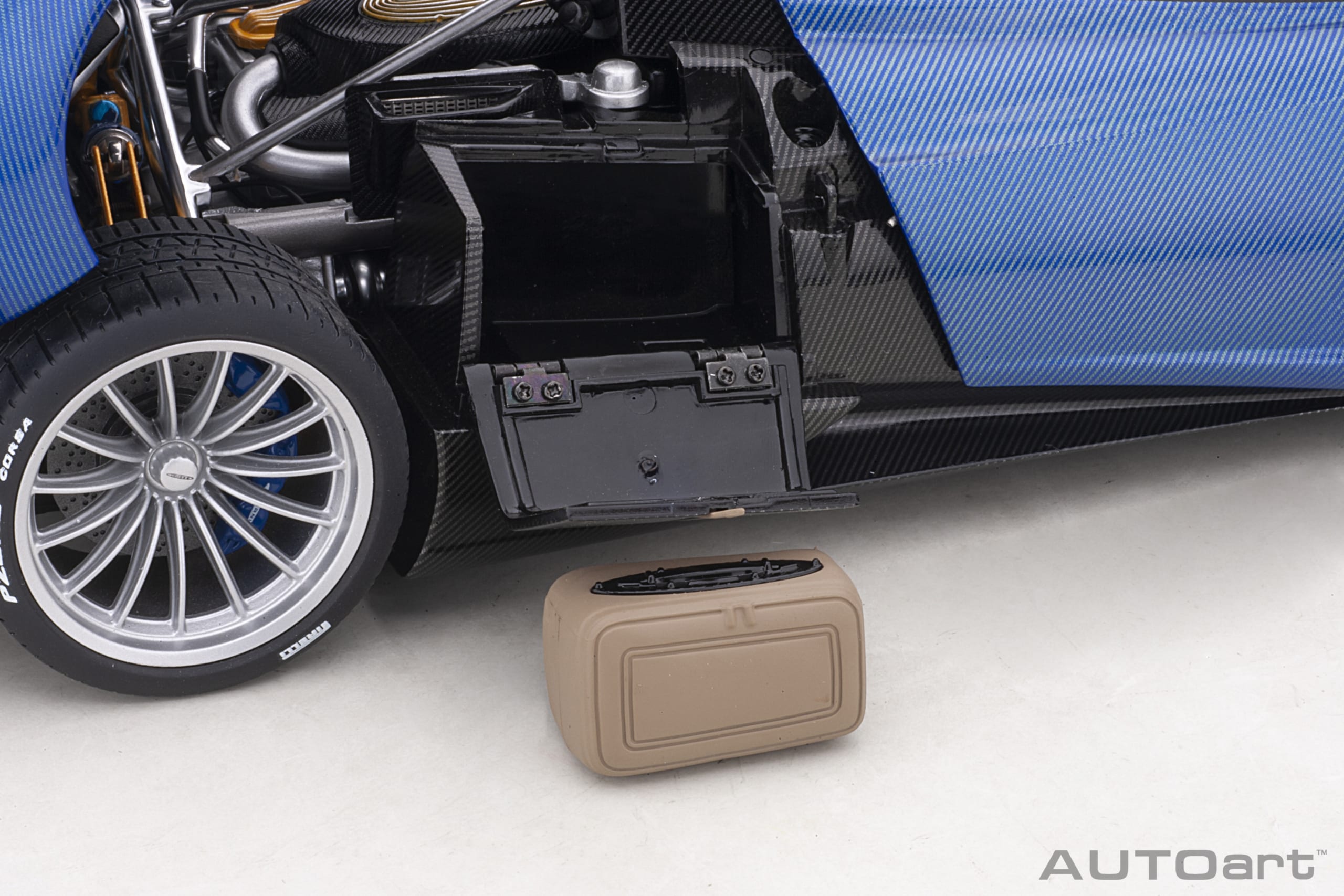 AUTOart Pagani Huayra Roadster 2017 1:18 - Blue Tricolore Carbon Fiber - Image 22