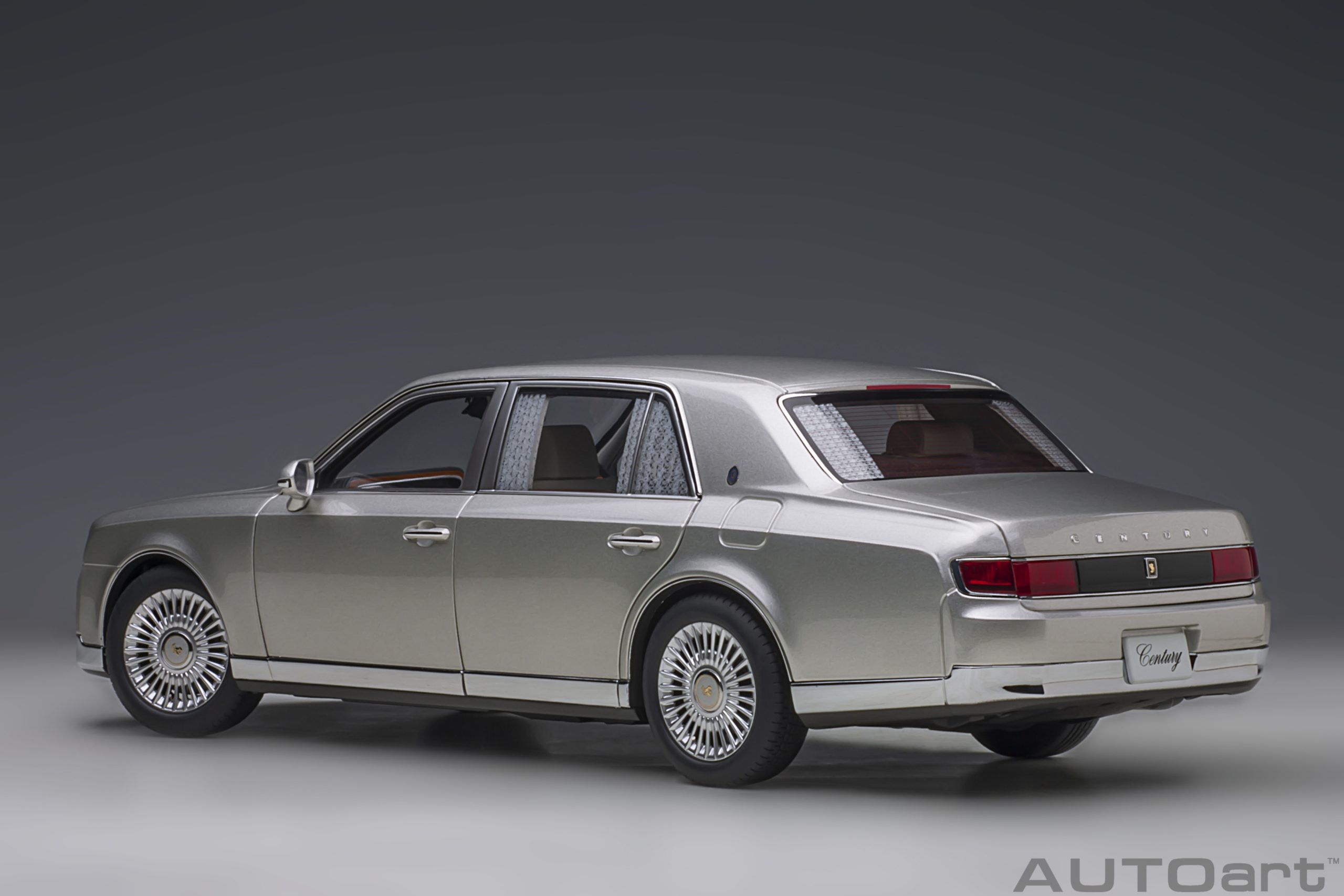 AUTOart Toyota Century Special Edition with Curtain 2019 1:18 - Silver - Image 2