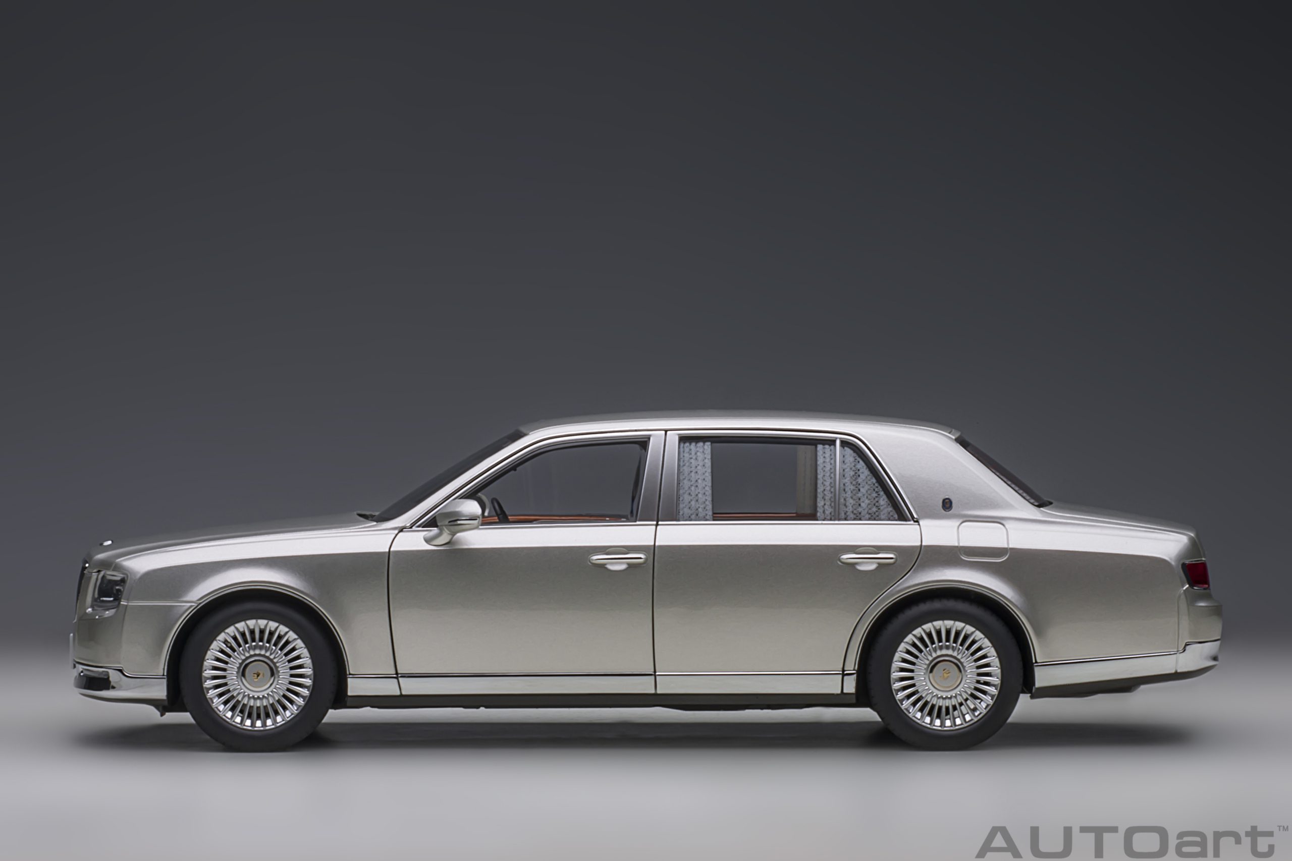 AUTOart Toyota Century Special Edition with Curtain 2019 1:18 - Silver - Image 3