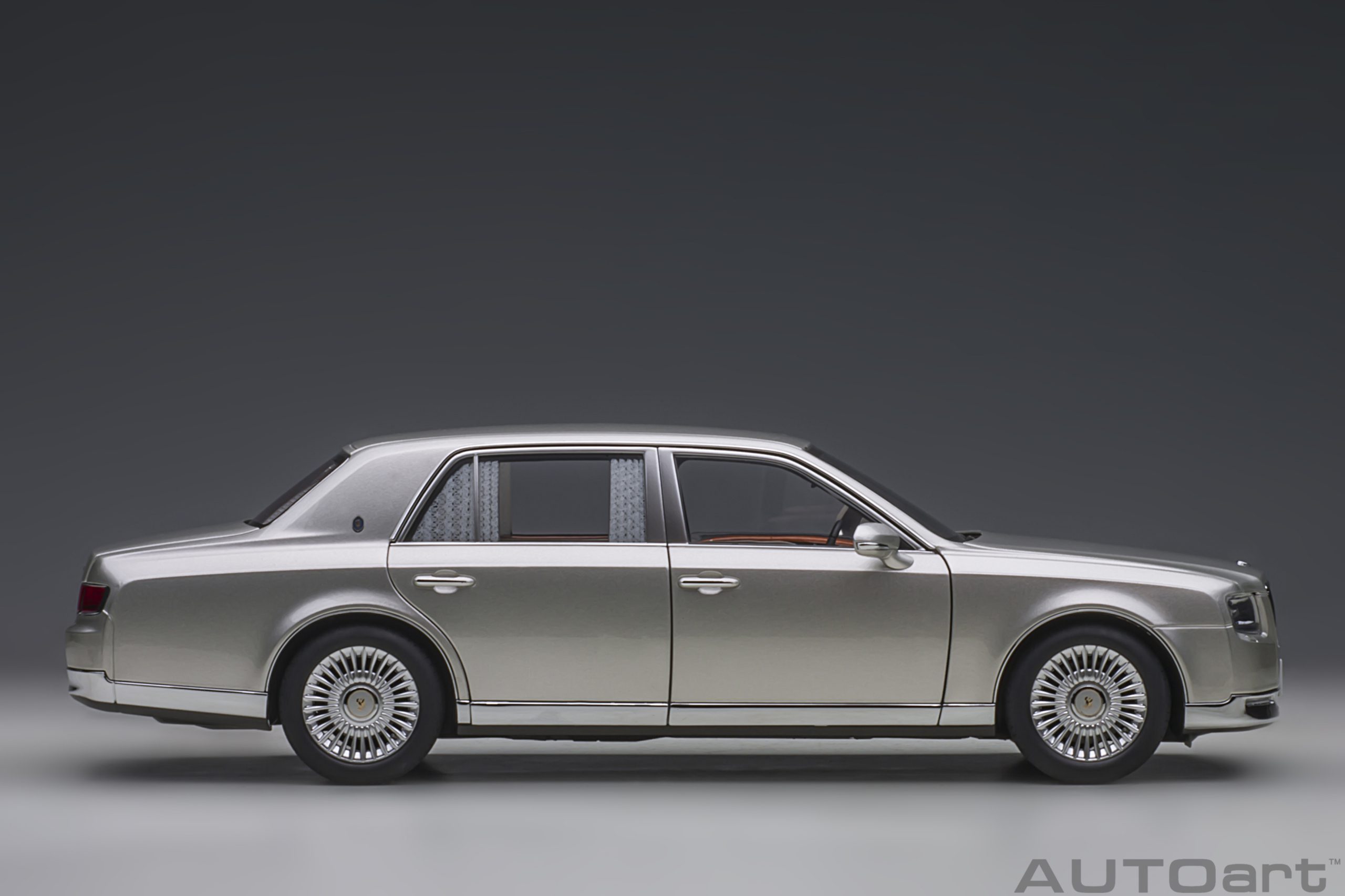 AUTOart Toyota Century Special Edition with Curtain 2019 1:18 - Silver - Image 4