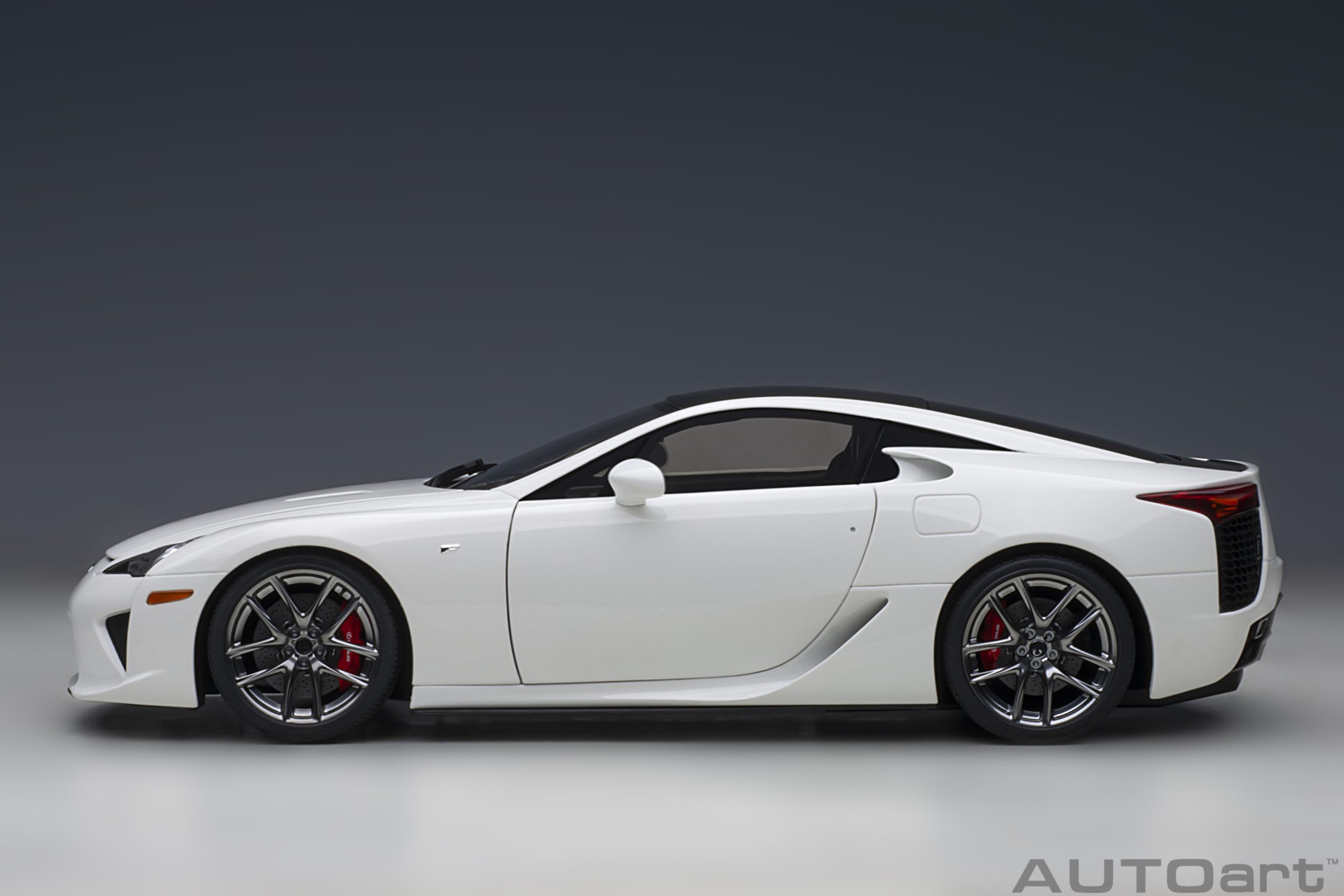AUTOart Lexus LFA 2010 1:18 - Whitest White / Carbon Black - Imagen 3