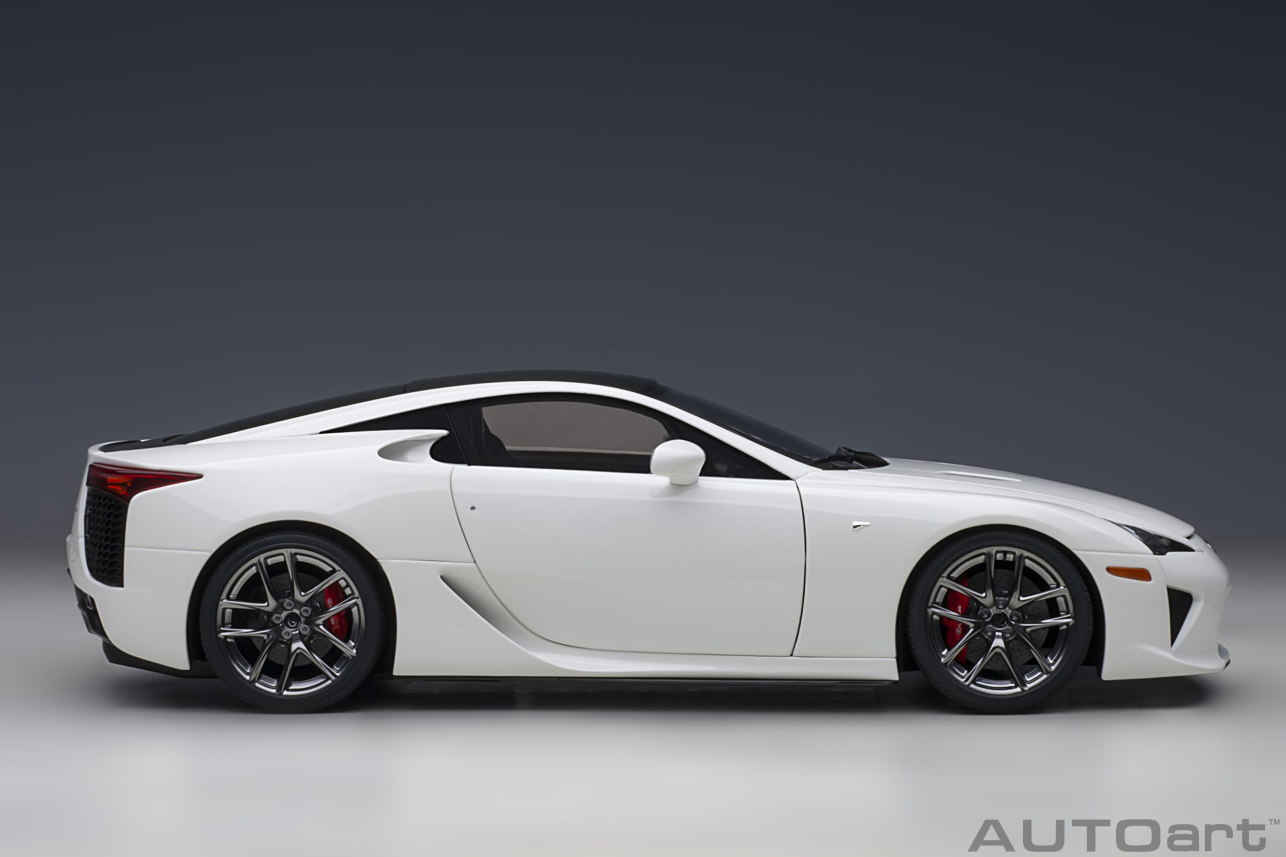 AUTOart Lexus LFA 2010 1:18 - Whitest White / Carbon Black - Imagen 4