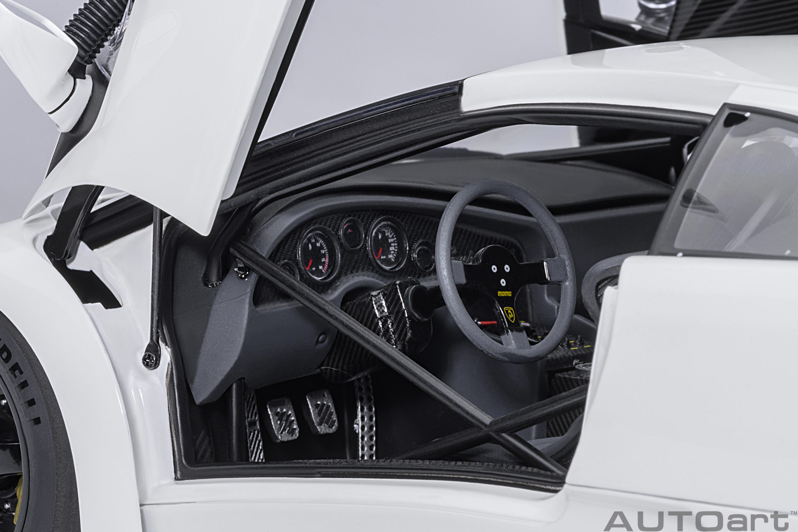 AUTOart Lamborghini Diablo GTR 1999 1:18 - Impact White - Immagine 9