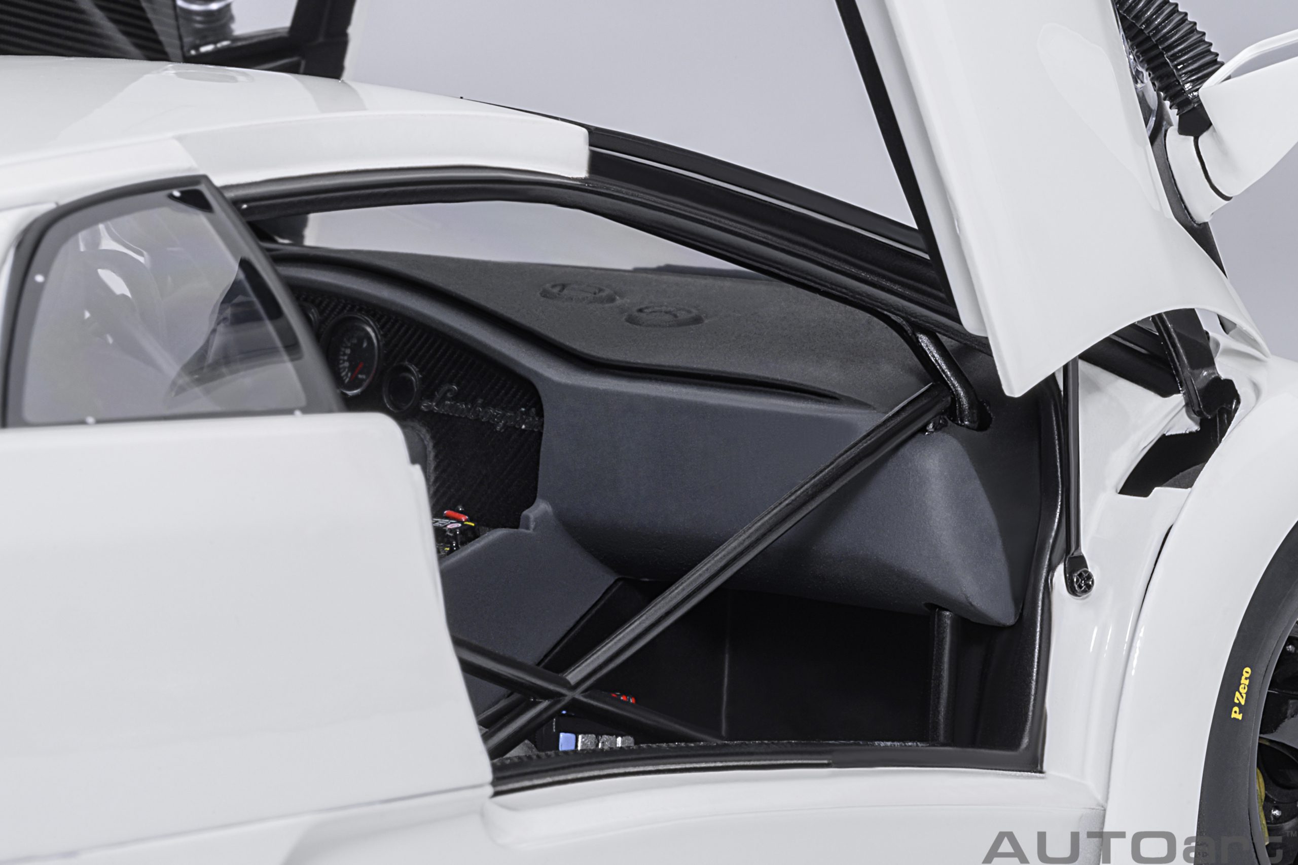 AUTOart Lamborghini Diablo GTR 1999 1:18 - Impact White - Immagine 10