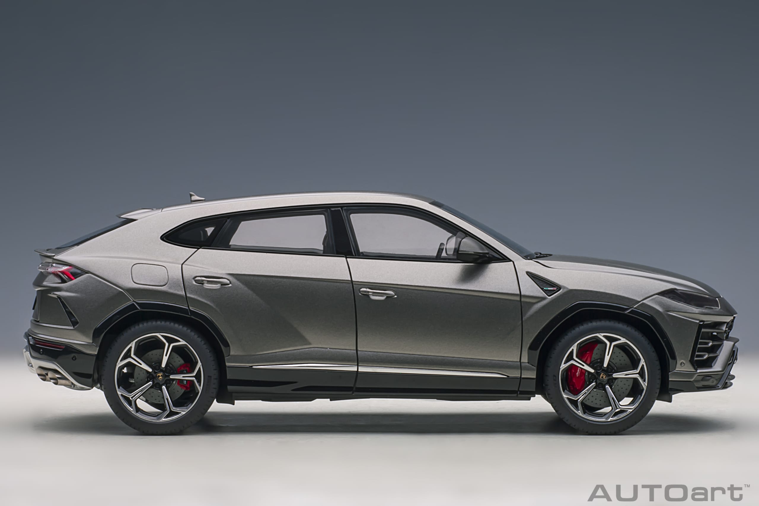 AUTOart Lamborghini Urus 2018 1:18 - Matt Grey - Image 4