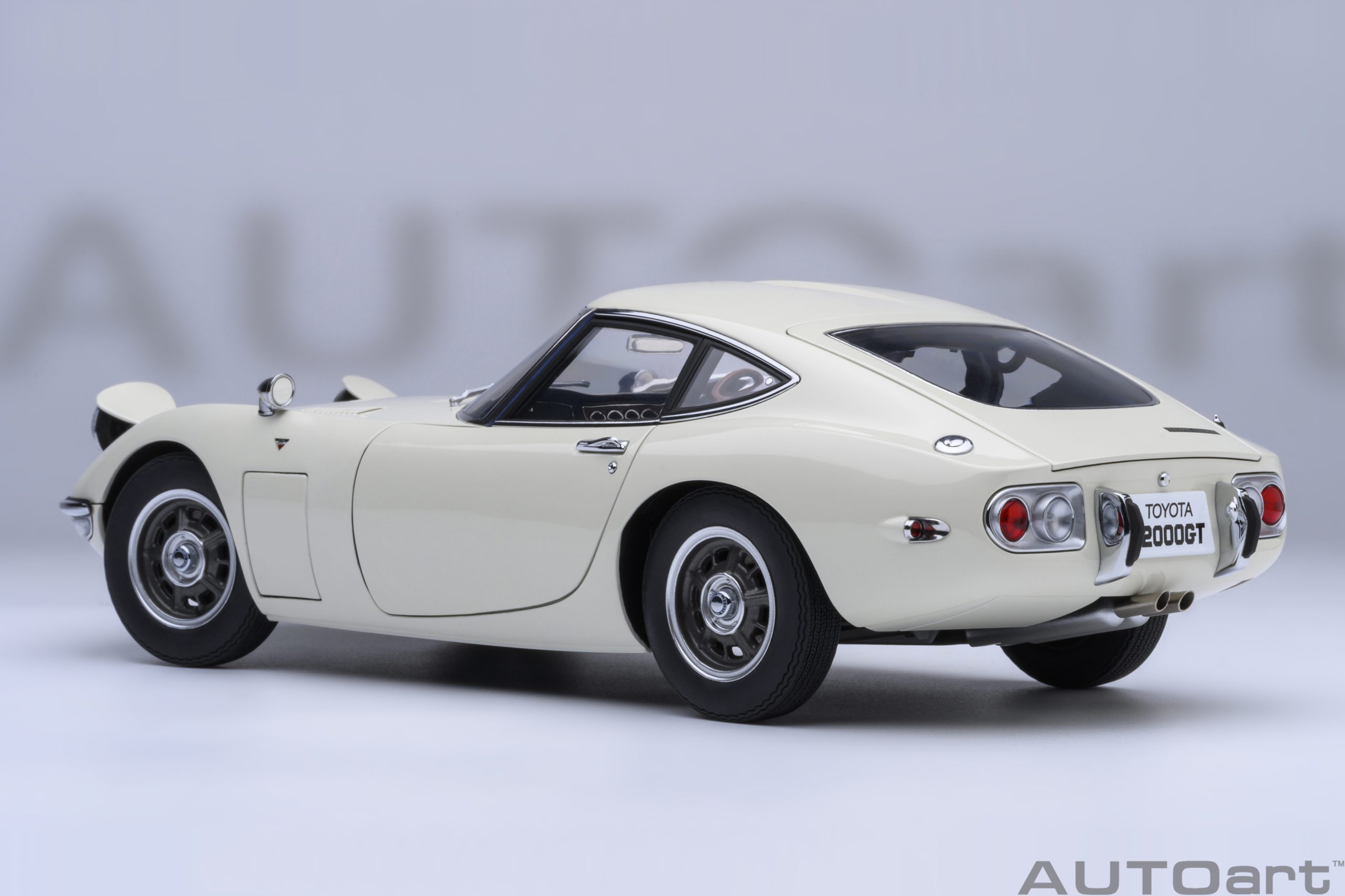 AUTOart Toyota 2000GT 1967 1:18 - White - Image 2